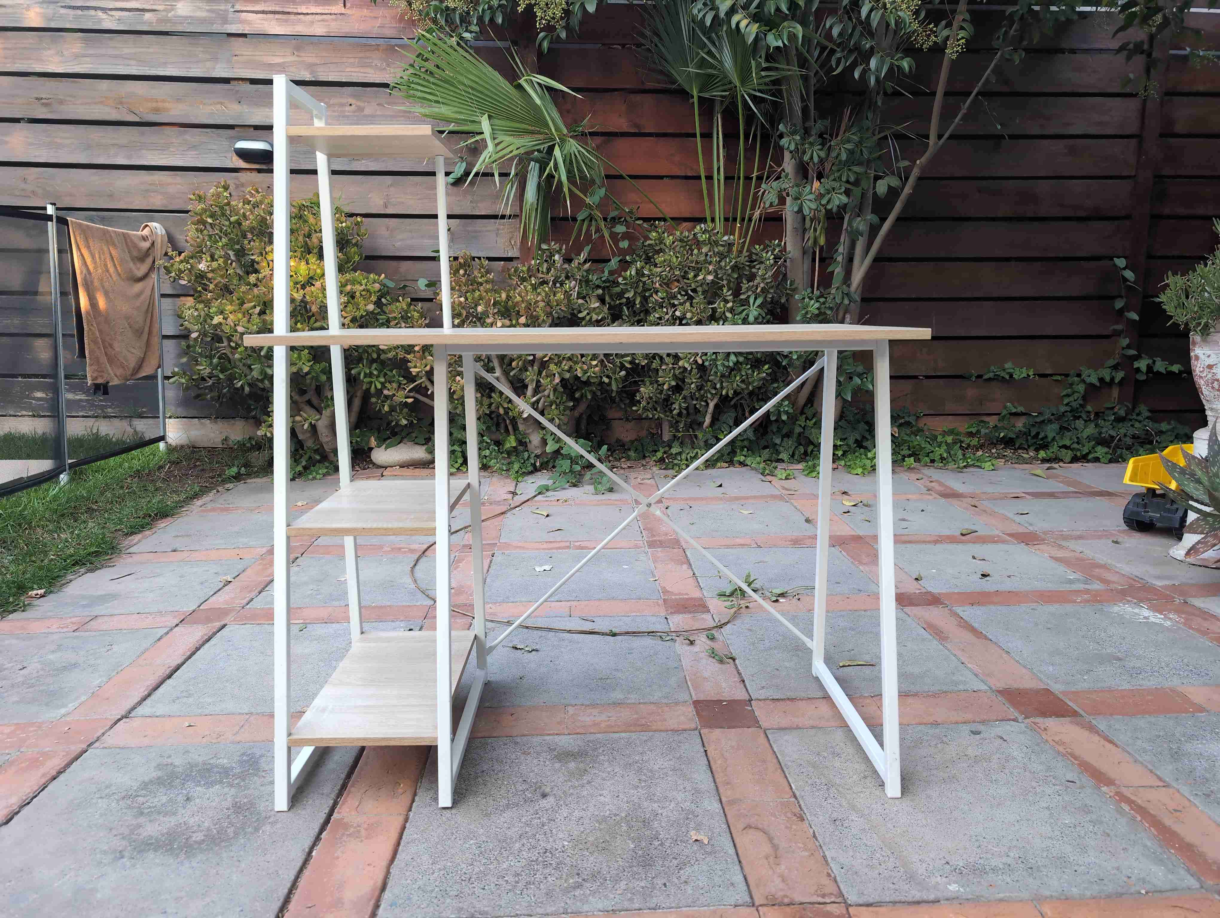 Escritorio con estantería integrada - 1