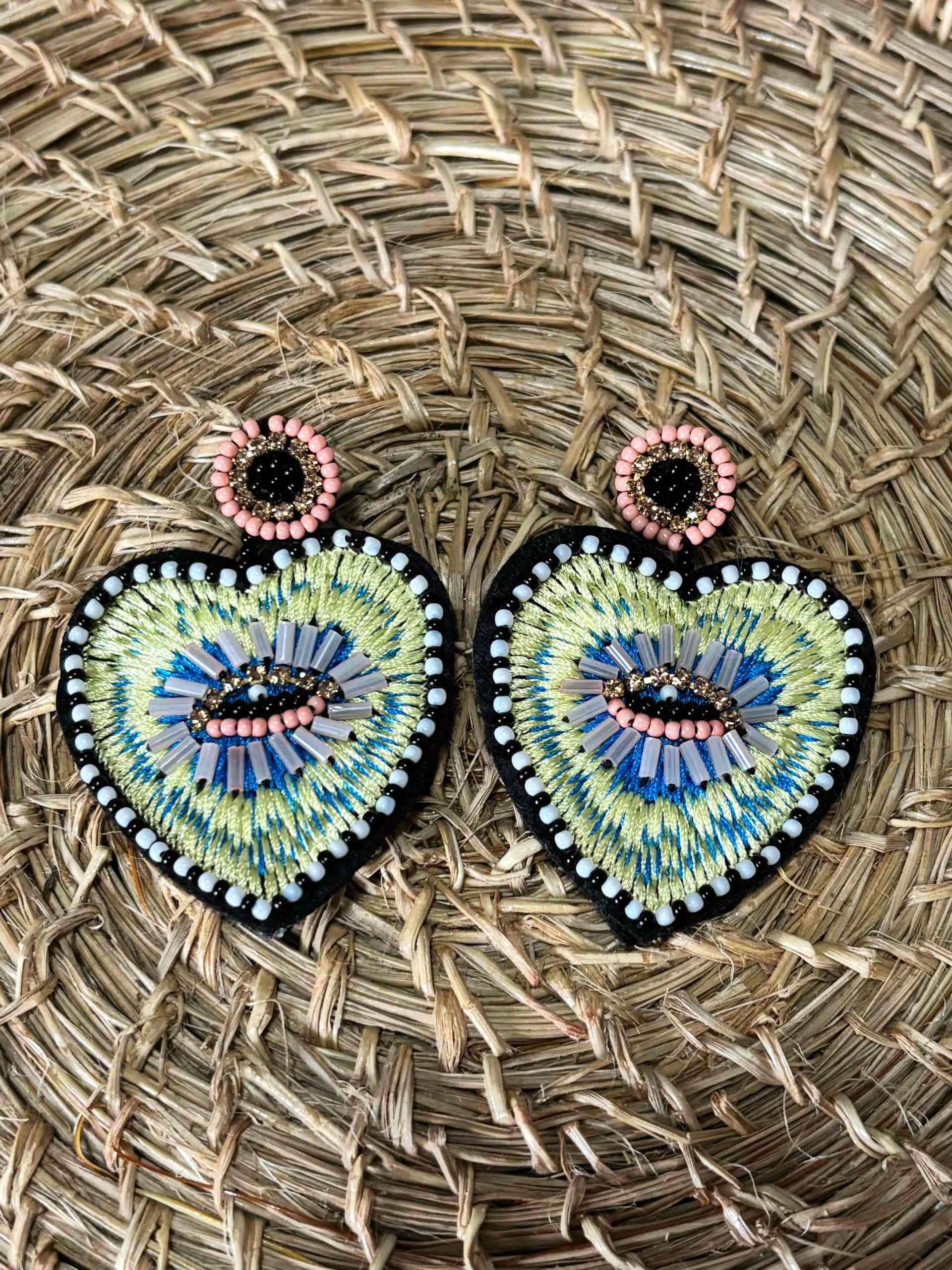 Aros bordados en forma de corazón - miniatura 2