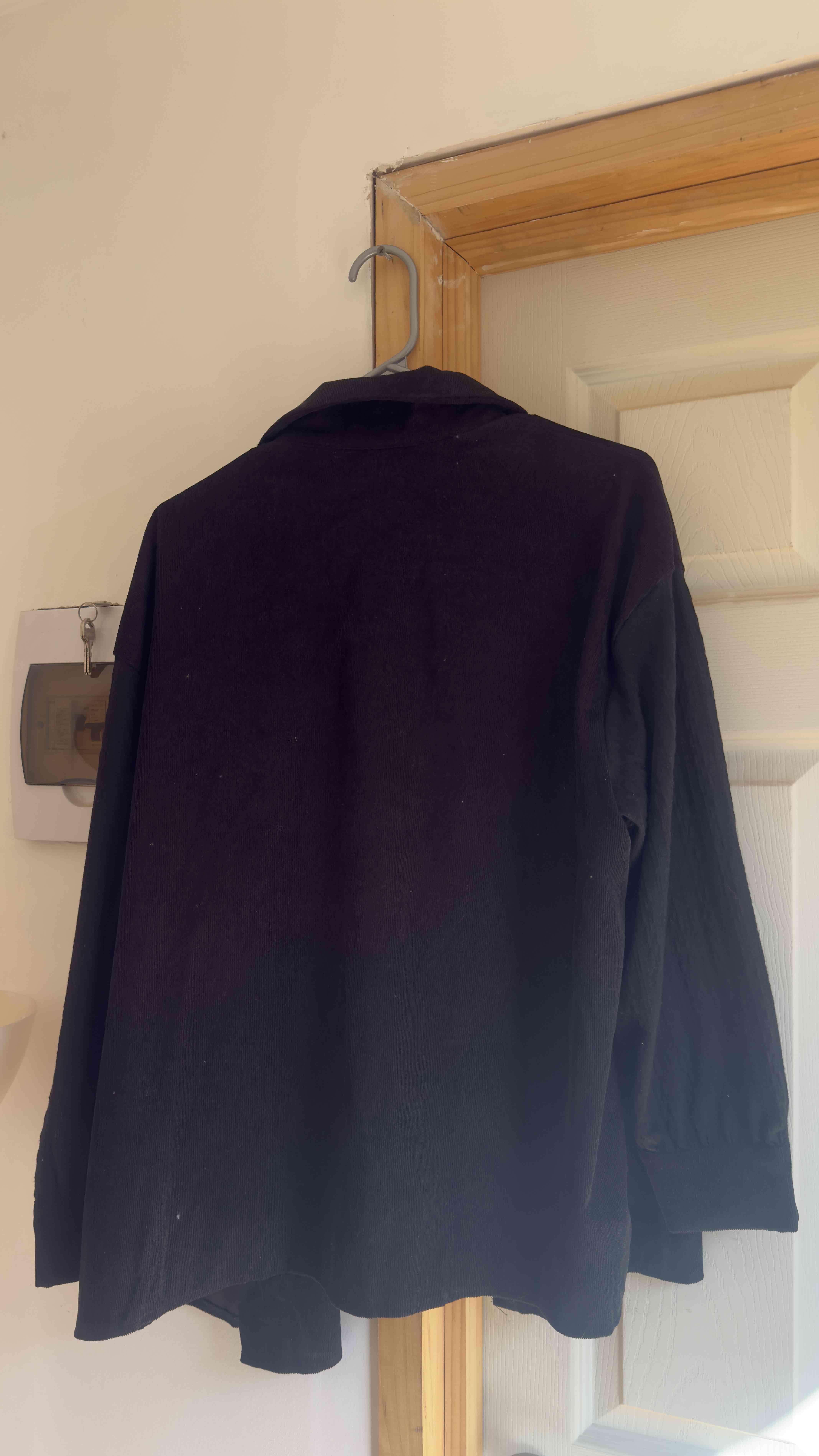 Chaqueta negra con botones dorados - miniatura 2