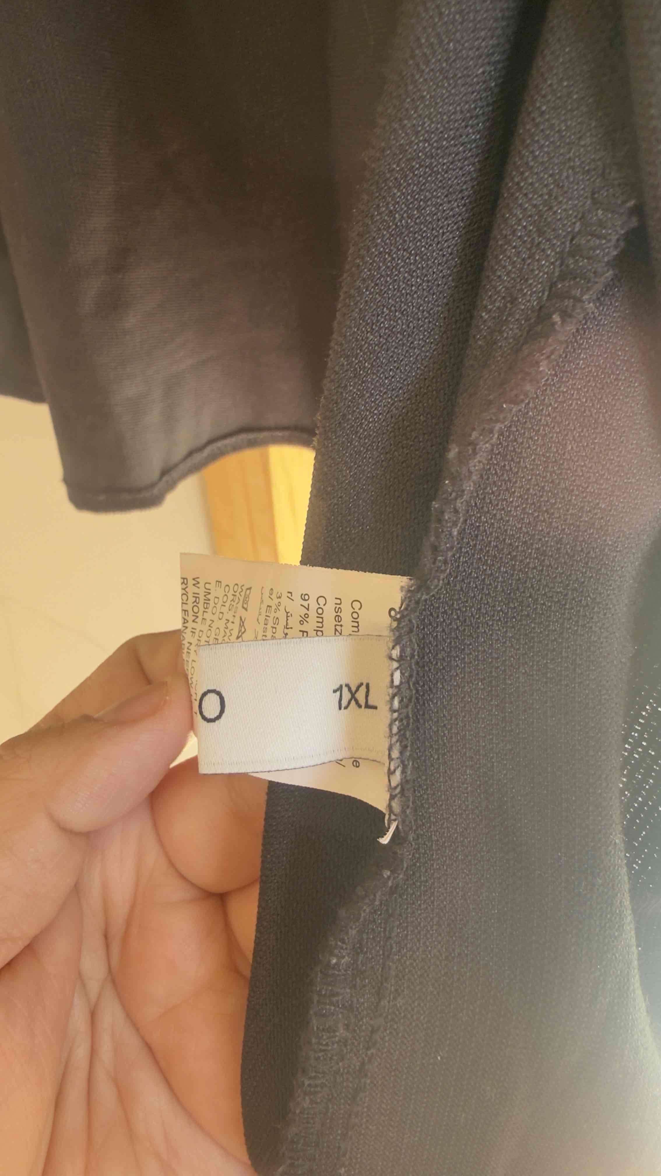 Chaqueta negra con botones dorados - miniatura 3