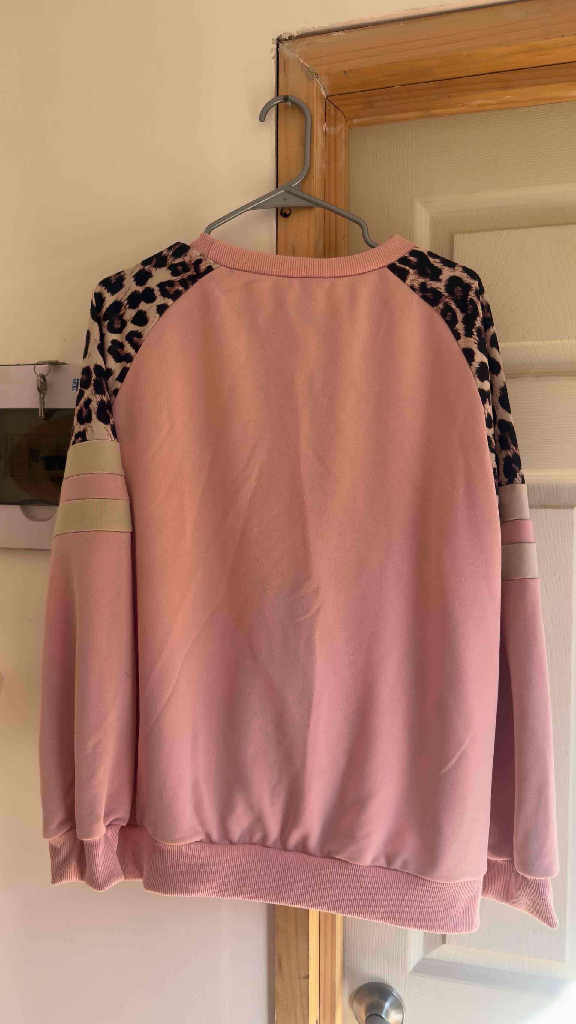 Polerón rosa con detalles de leopardo - miniatura 2