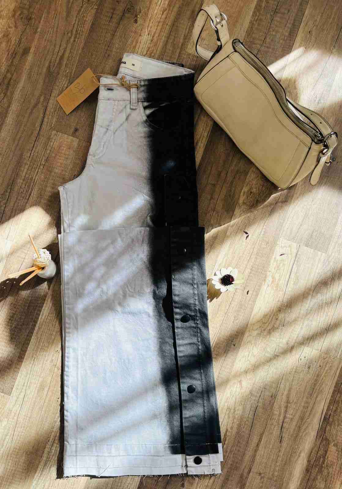 Jeans grises con botones - miniatura 2