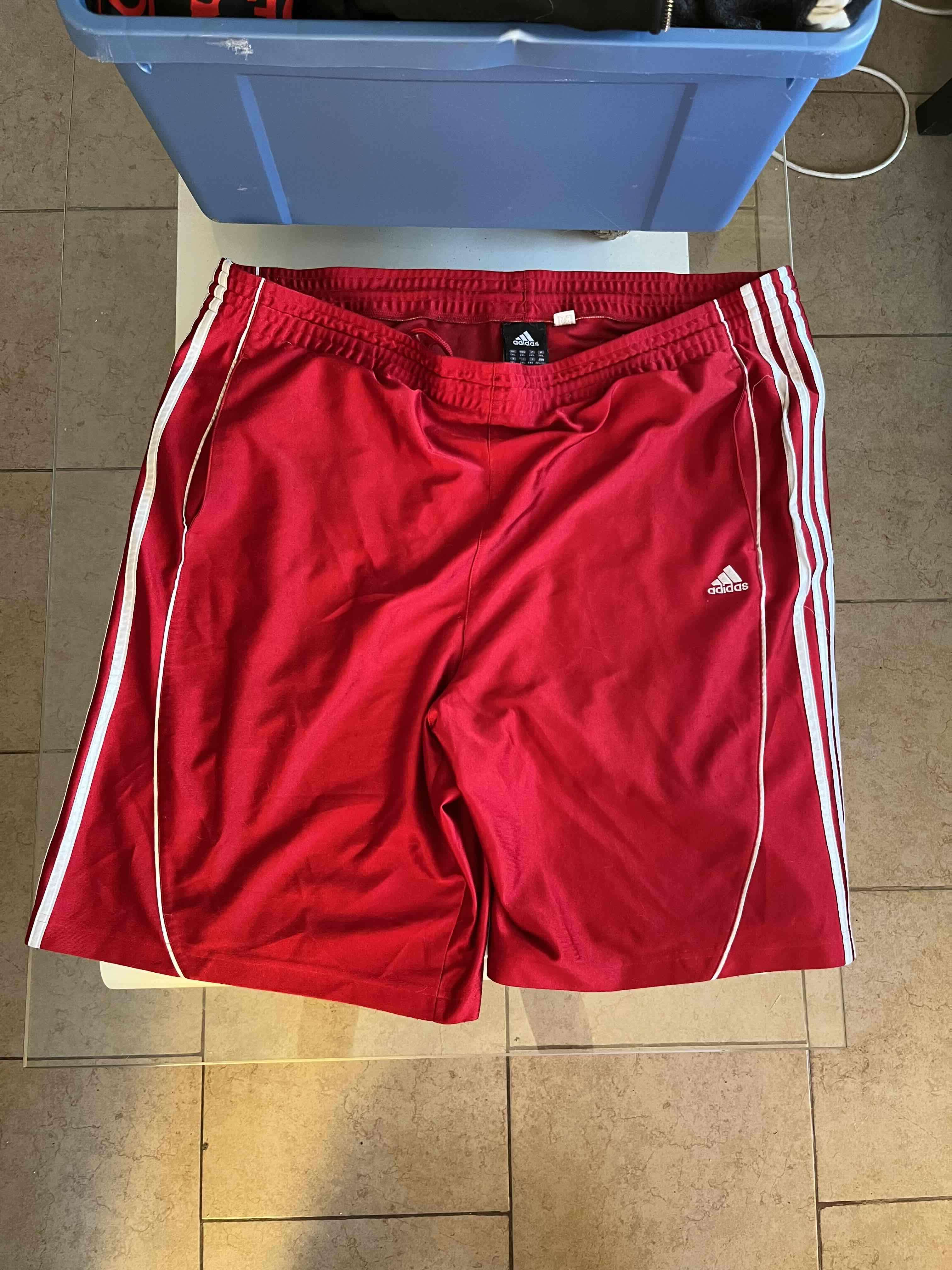 Short deportivo rojo Adidas - miniatura 1