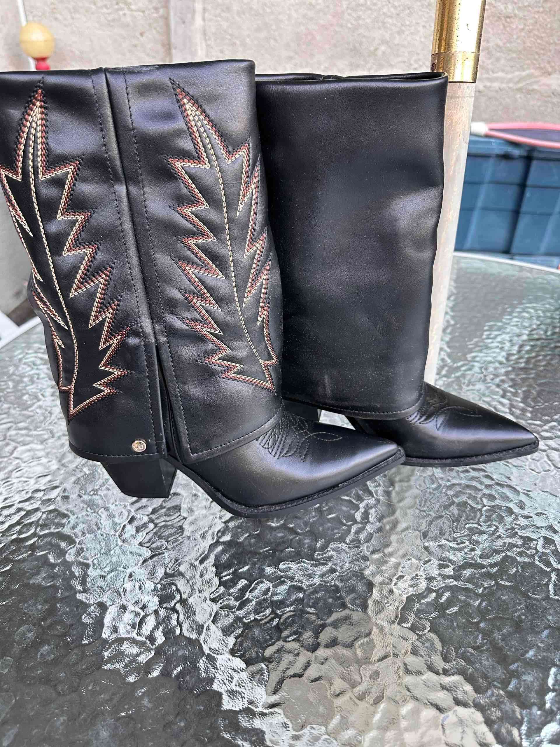 Botas vaqueras negras bordadas