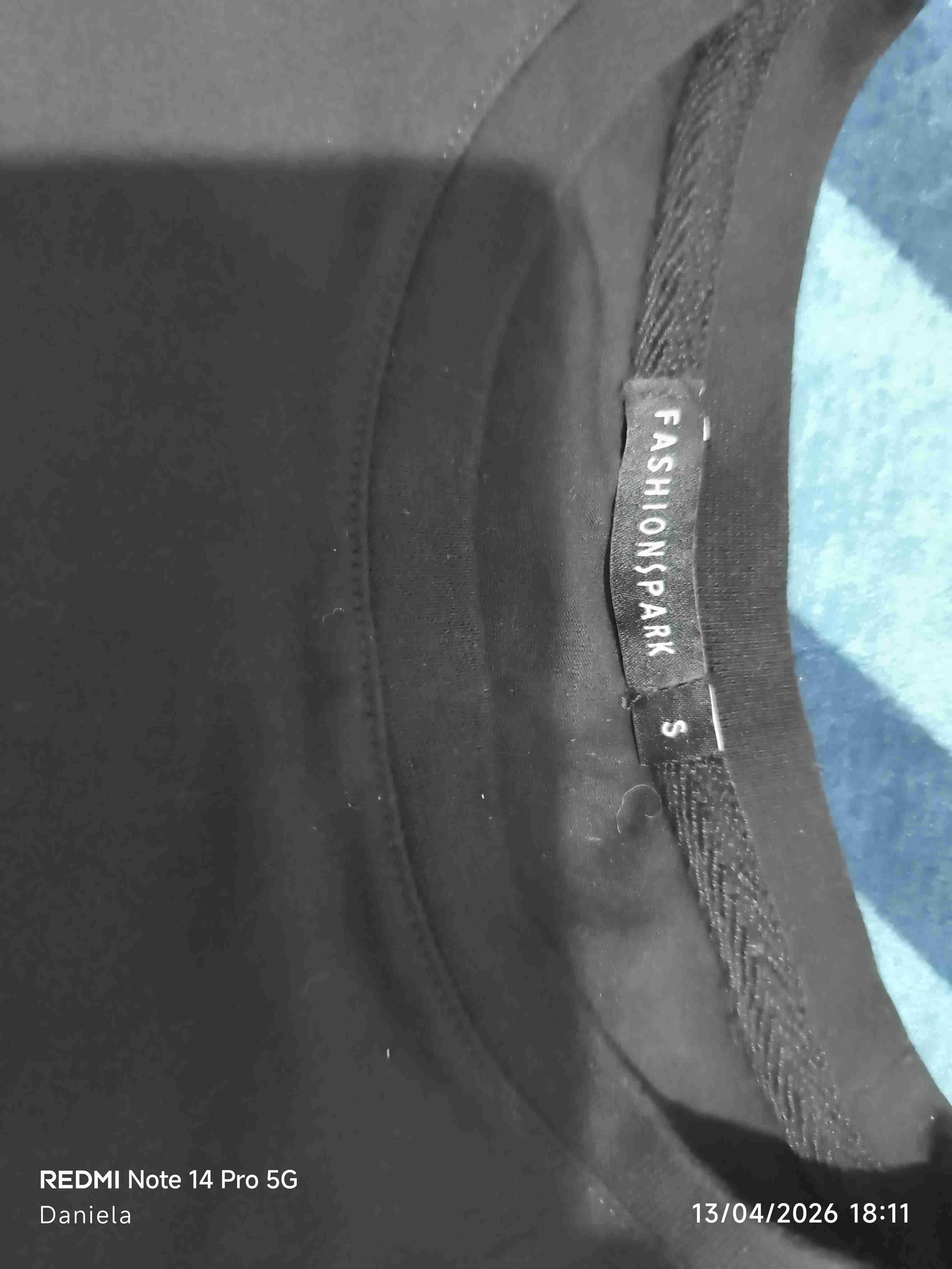 Polera negra estampado cereza - miniatura 3