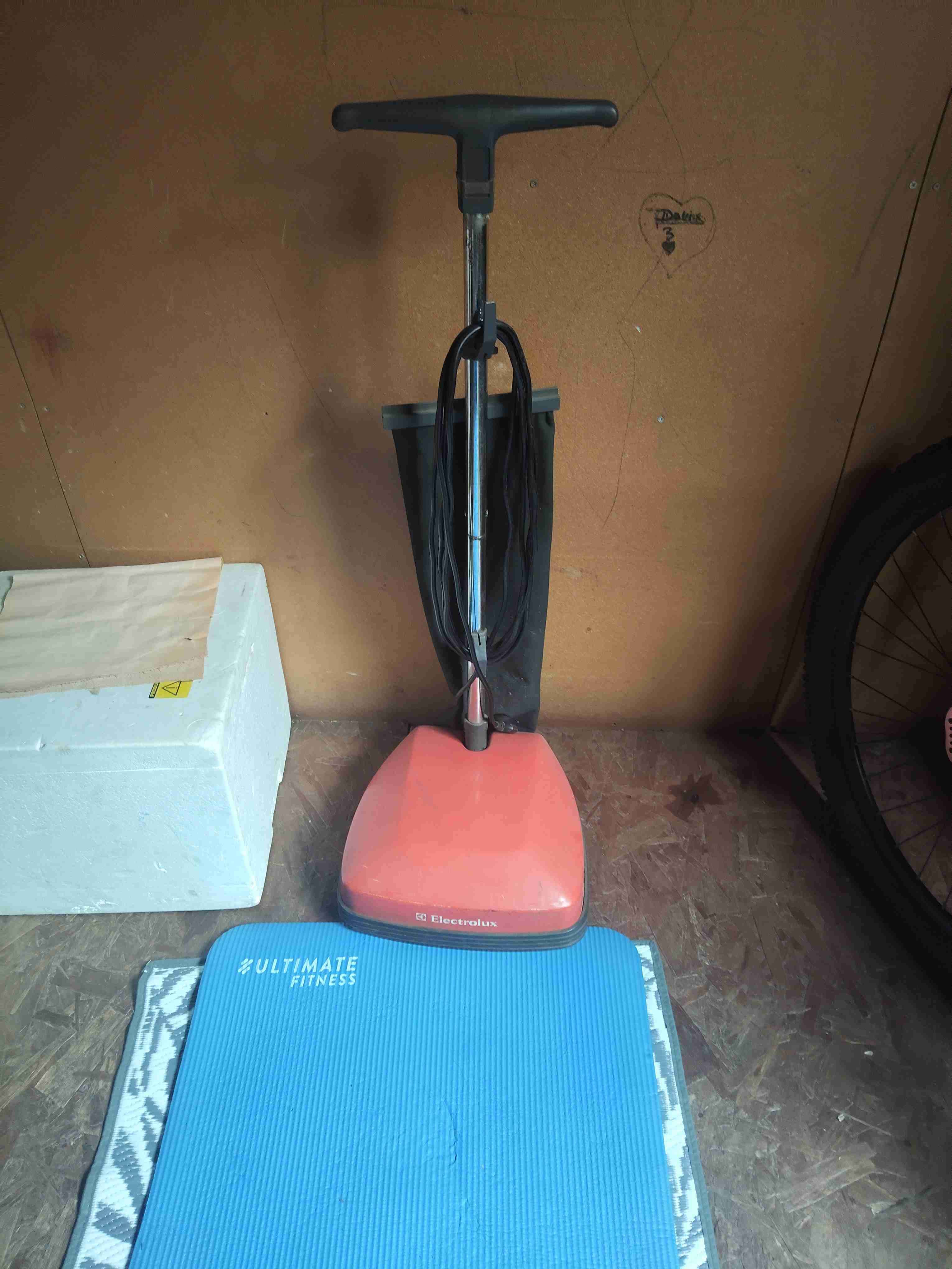 Aspiradora Electrolux roja - 1