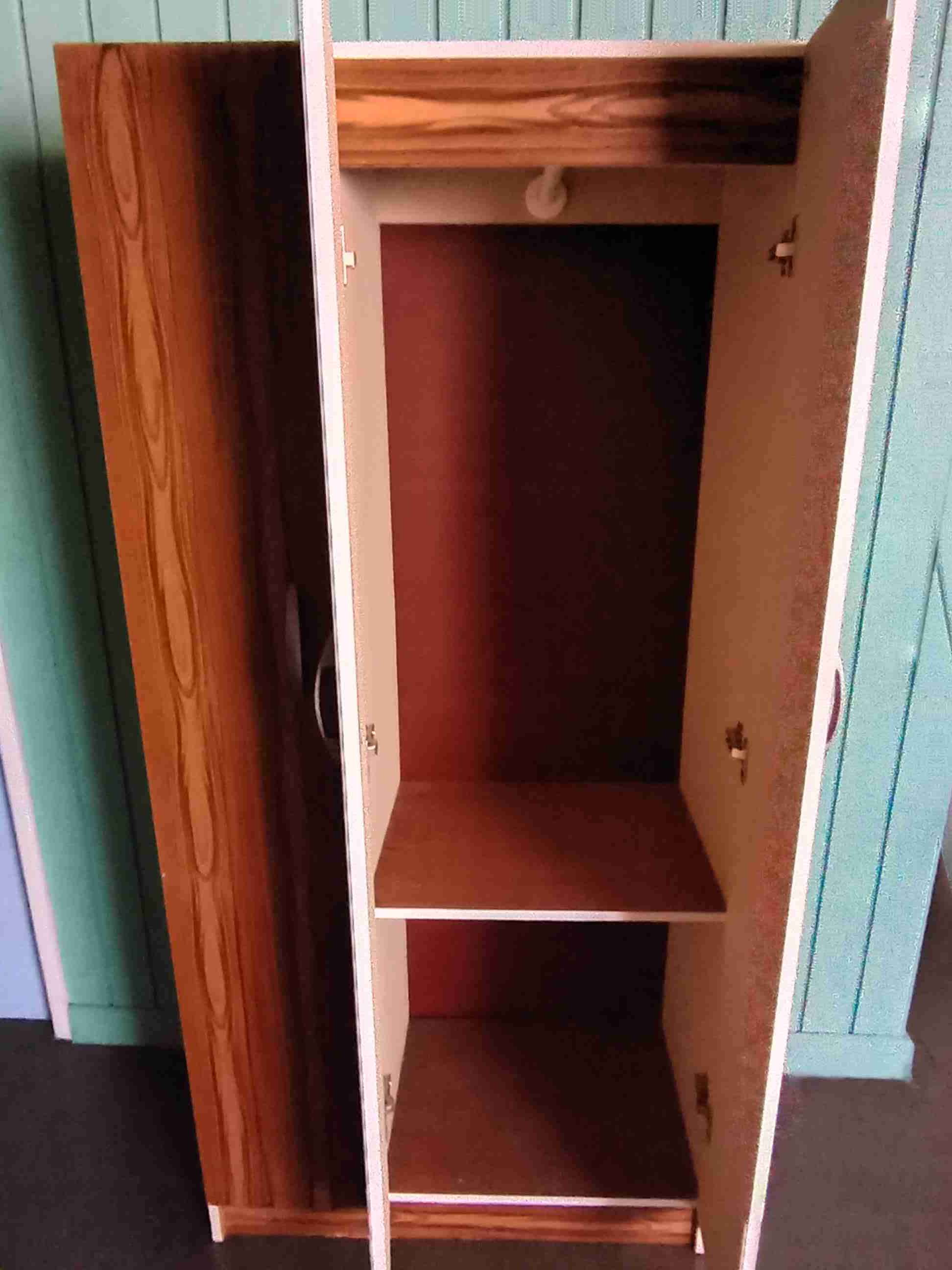 Closet de madera con puertas - miniatura 3