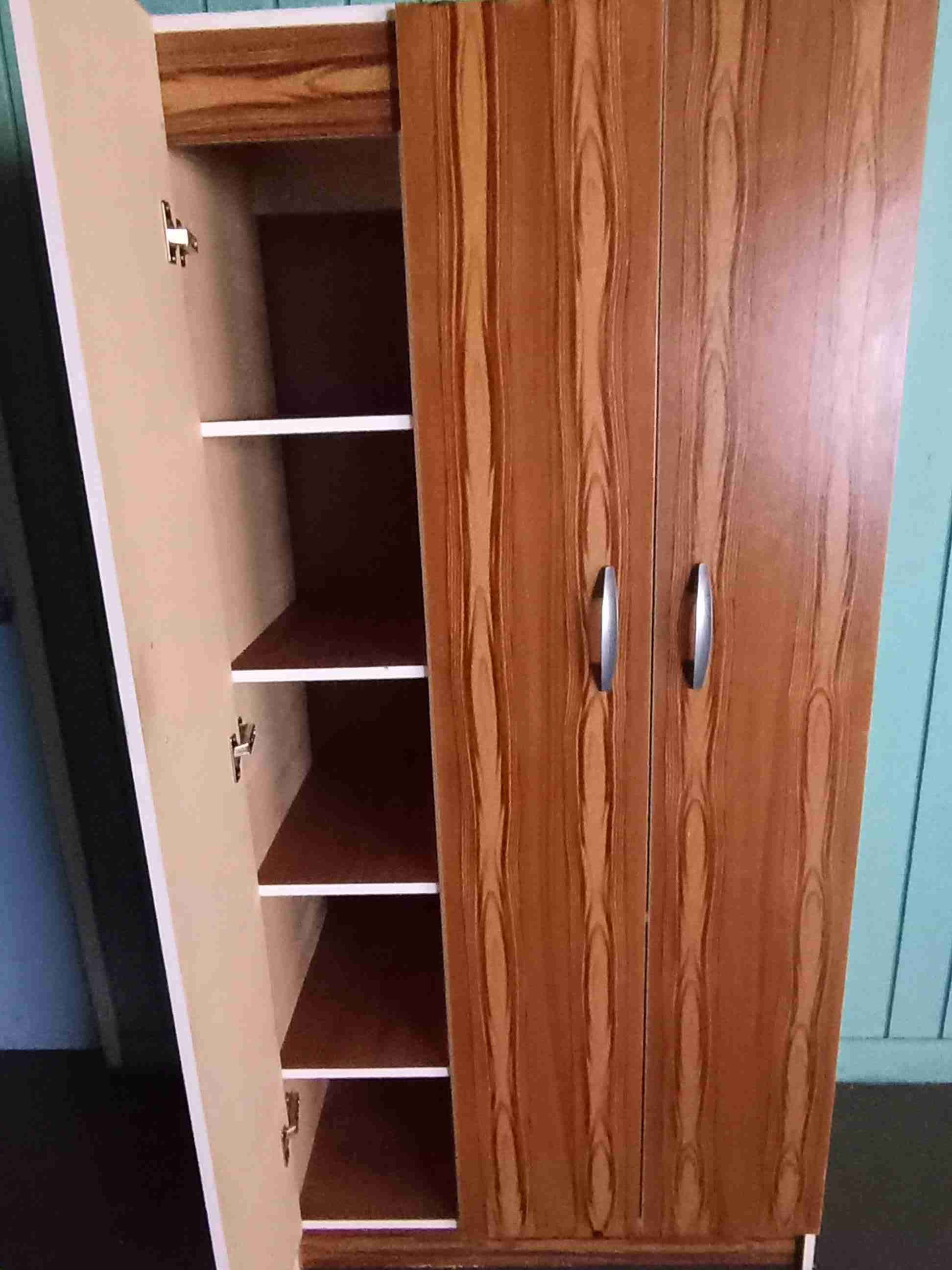 Closet de madera con puertas - miniatura 4