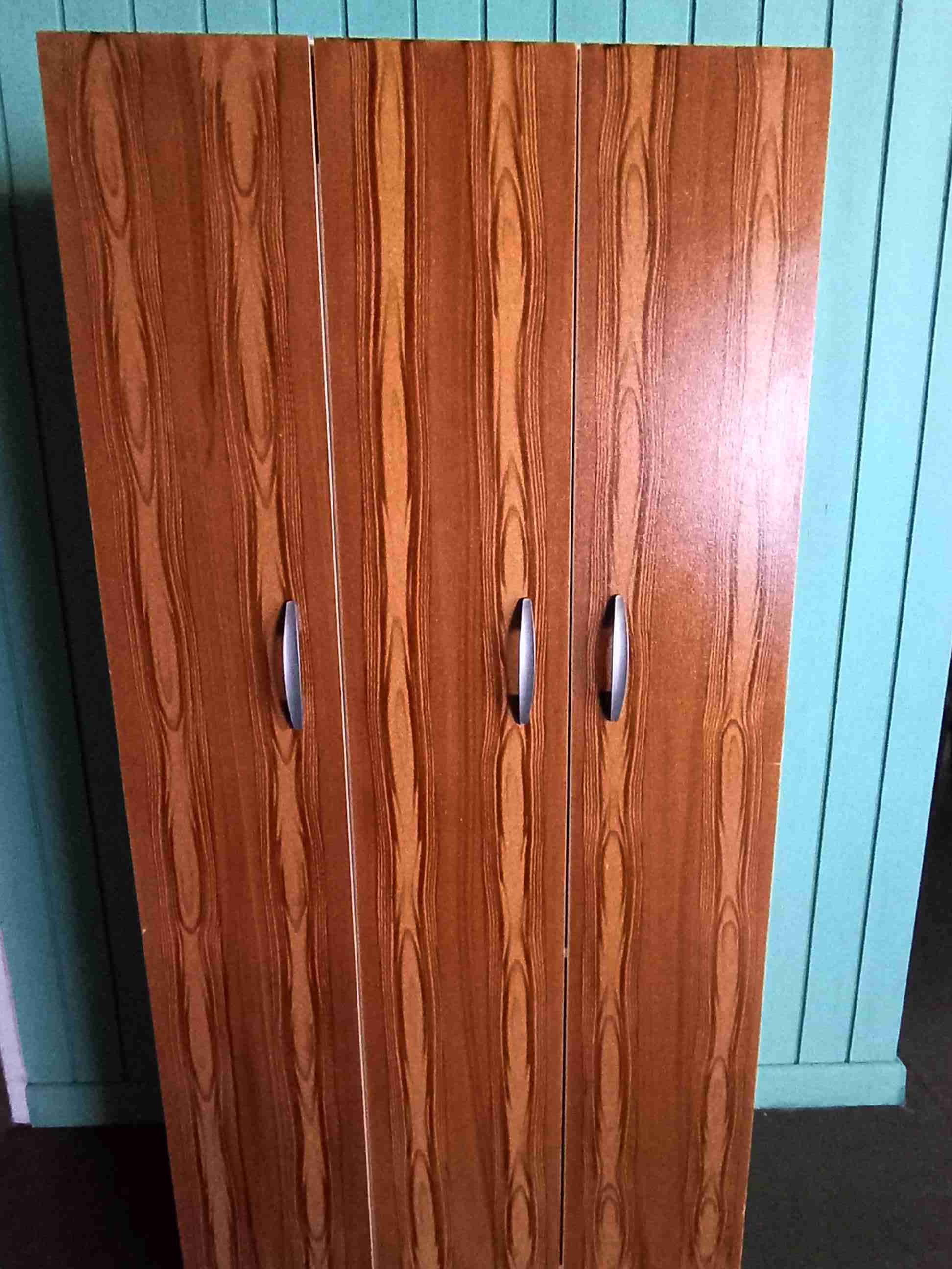 Closet de madera con puertas - miniatura 5