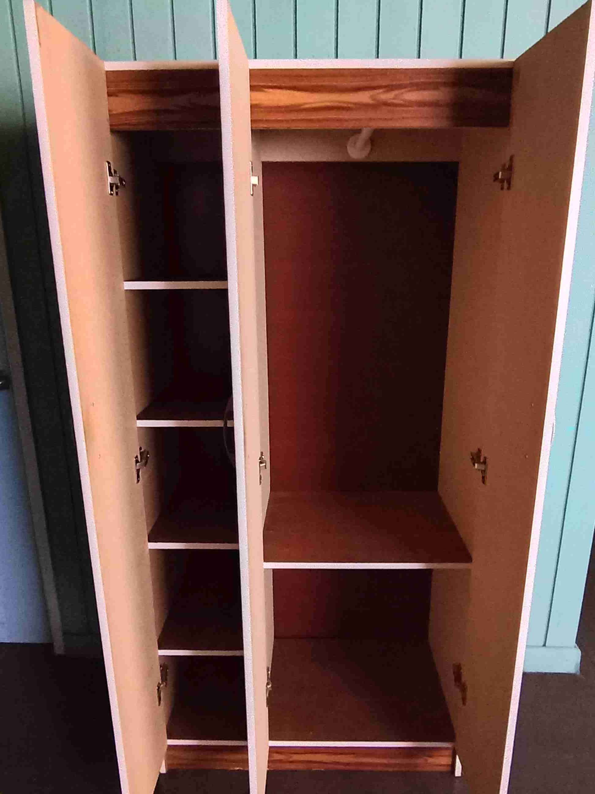 Closet de madera con puertas - miniatura 6