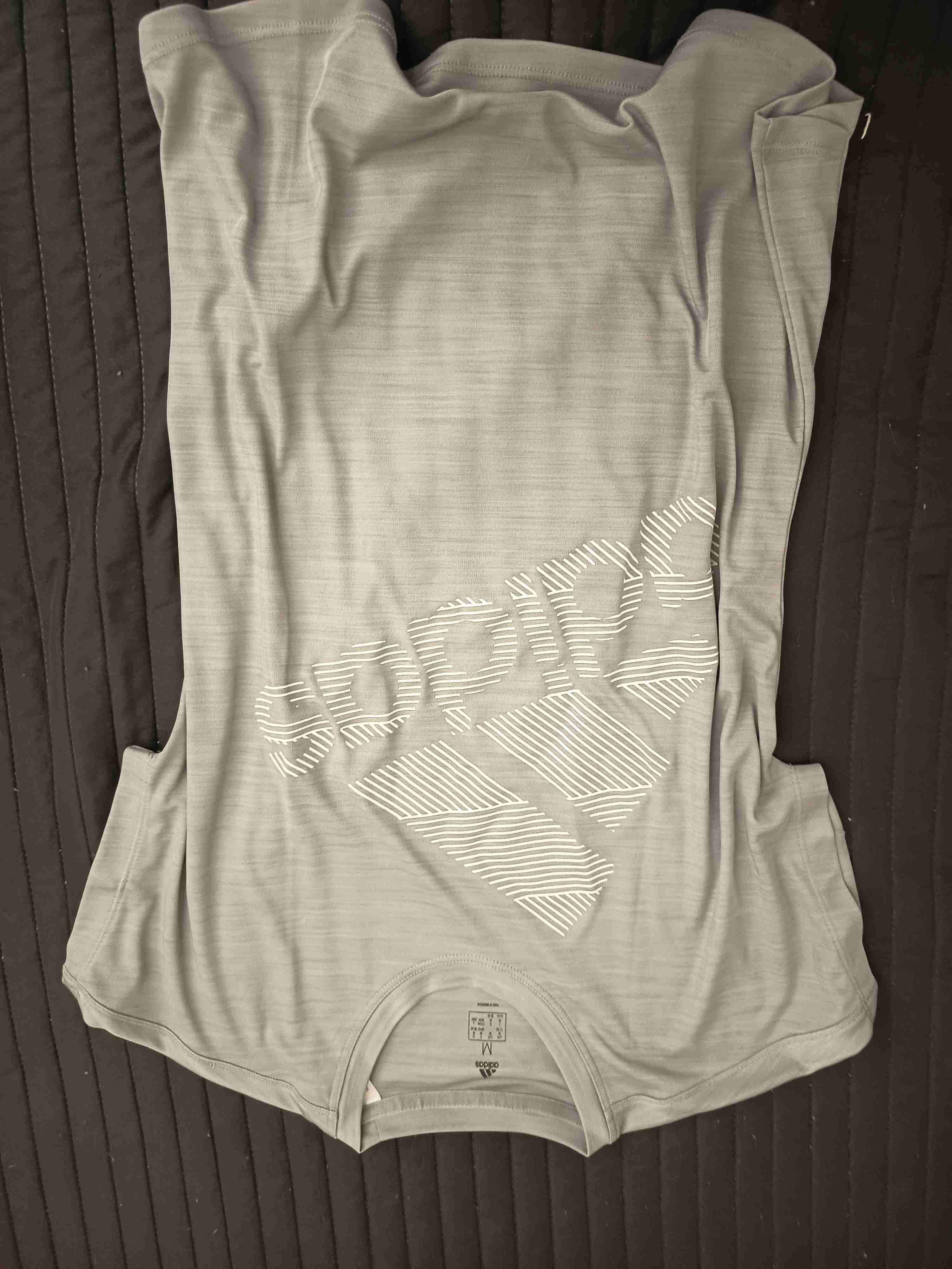 Polera deportiva gris con logo