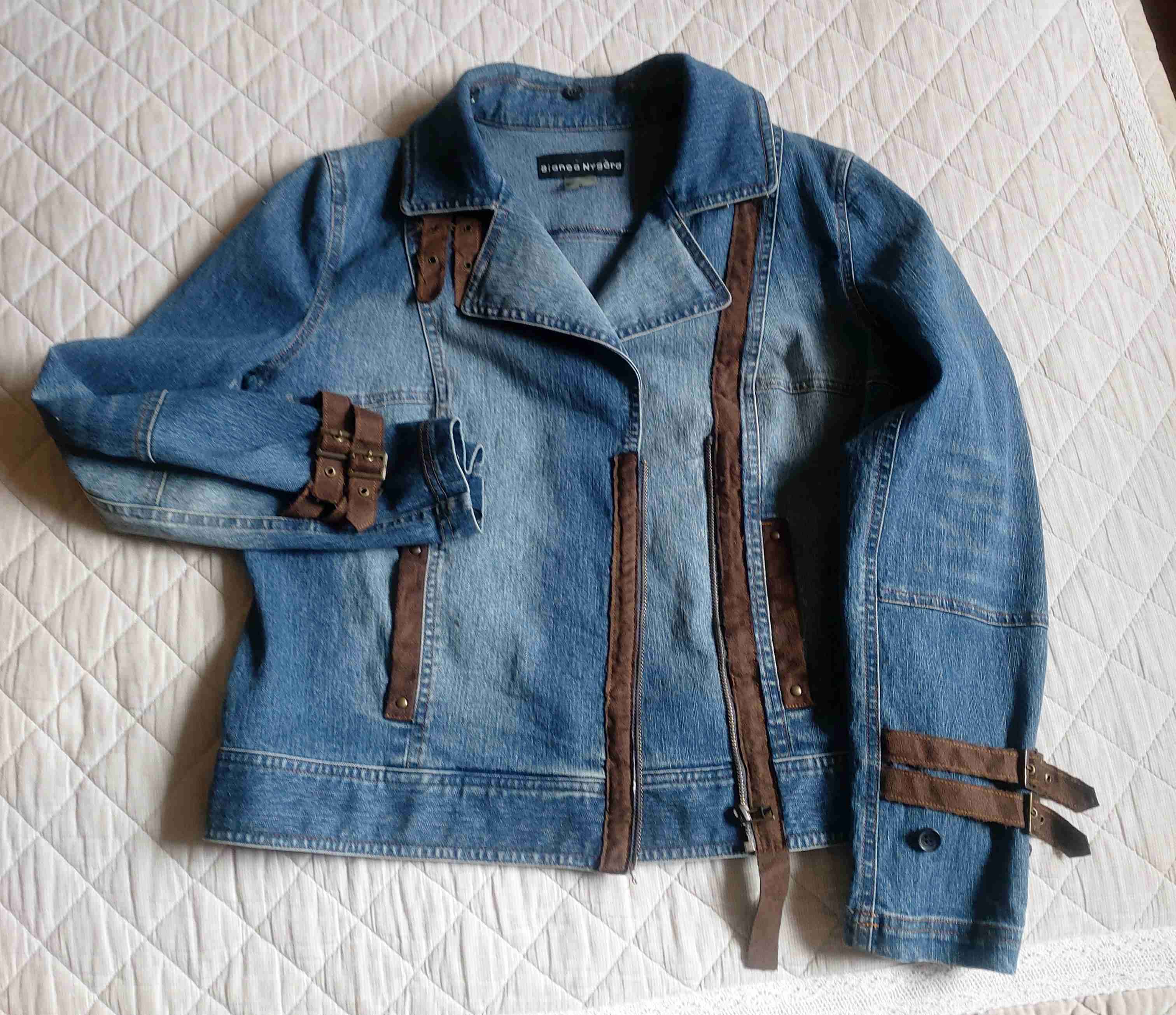 Chaqueta de mezclilla con hebillas - miniatura 2