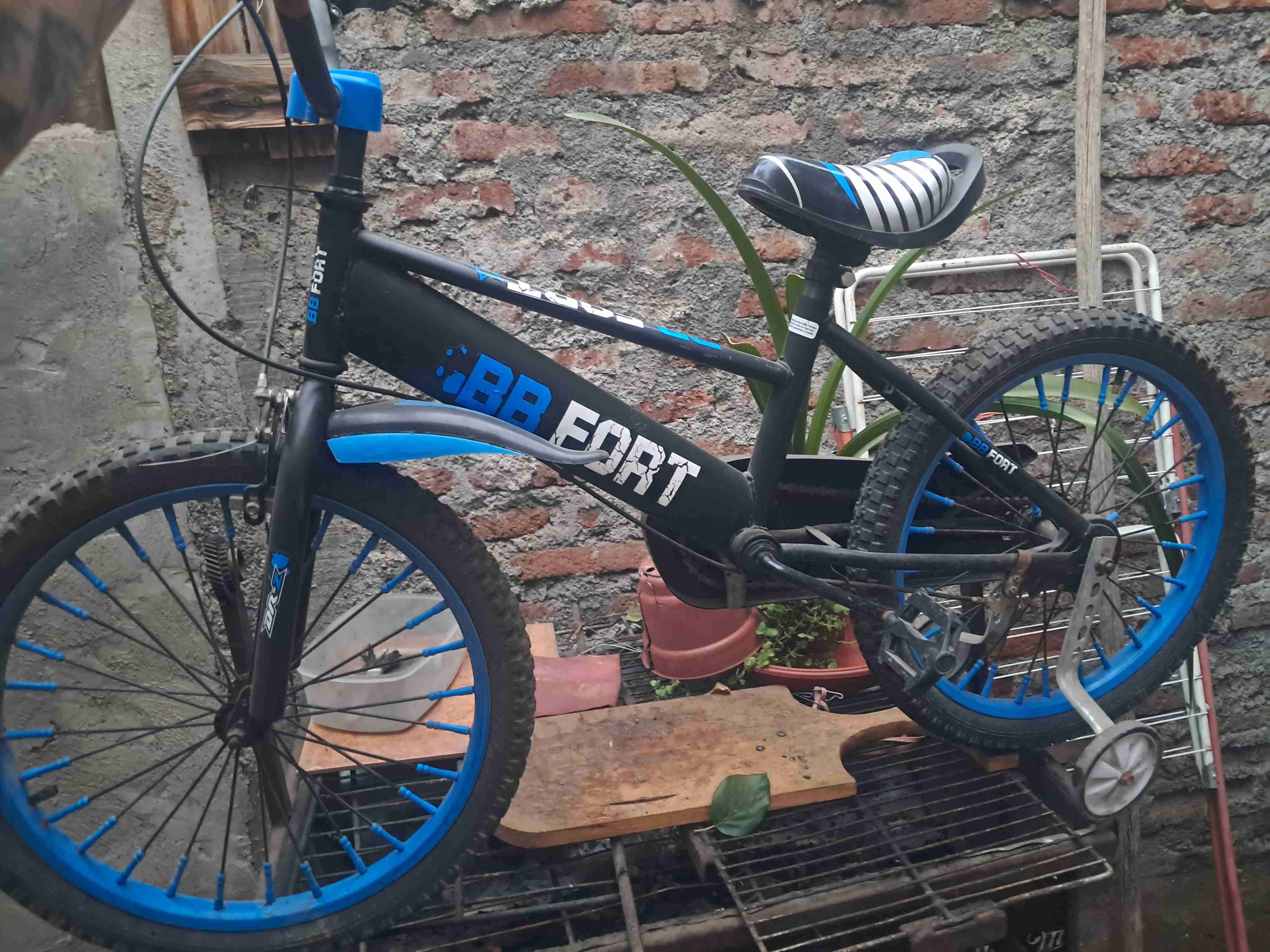 Bicicleta infantil negra y azul - miniatura 2