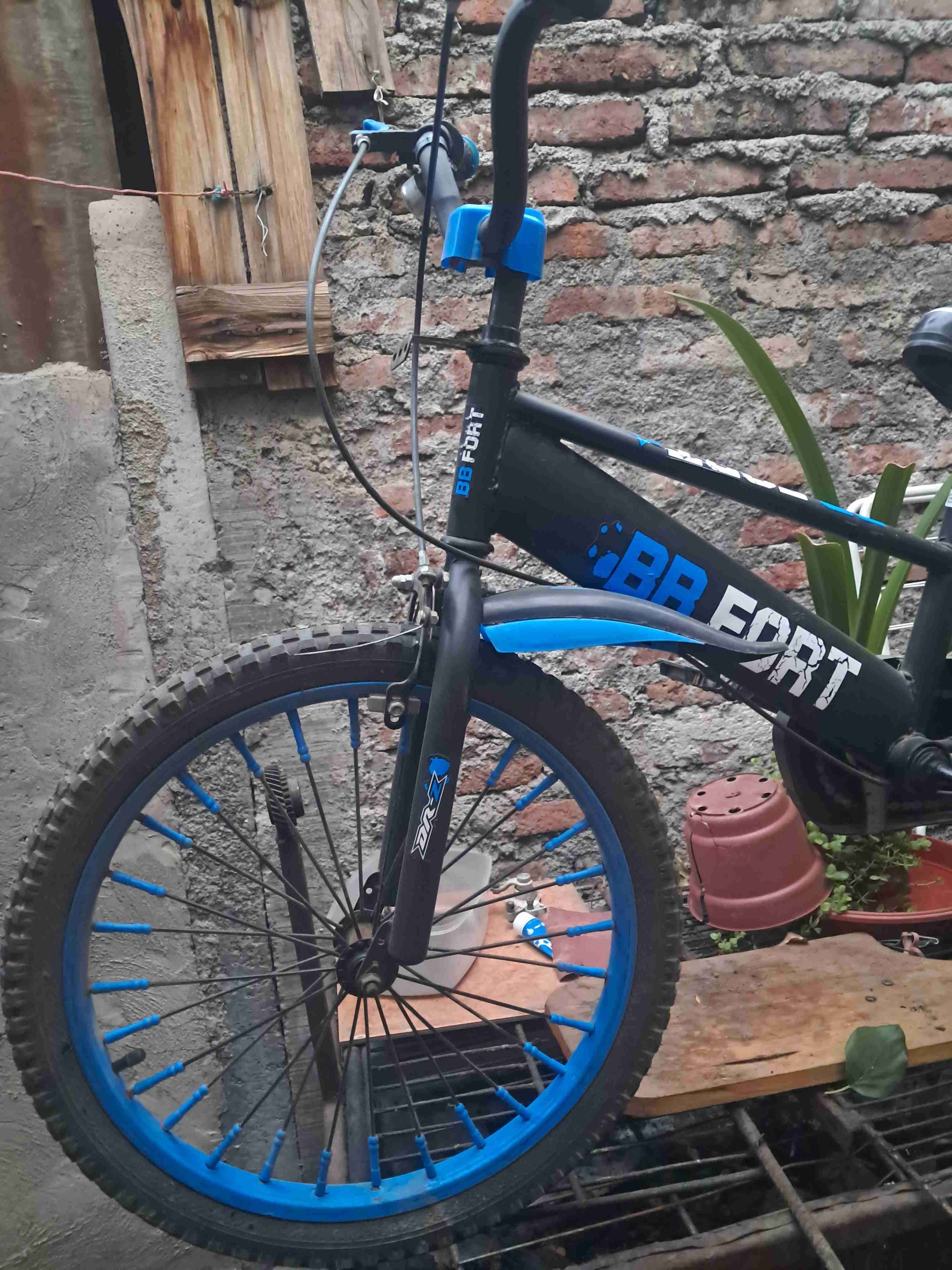 Bicicleta infantil negra y azul - miniatura 3