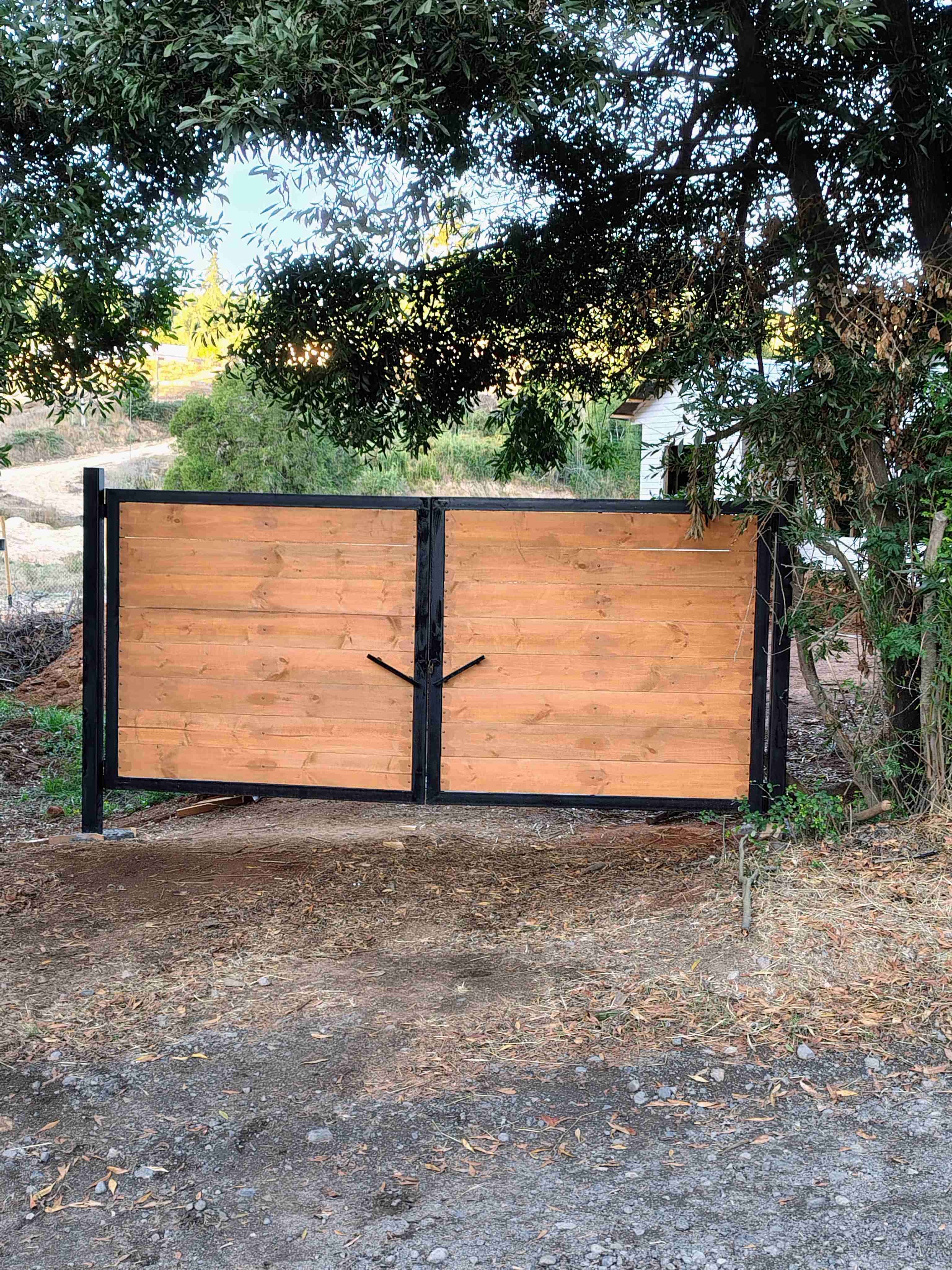 Portón de madera y metal - miniatura 2