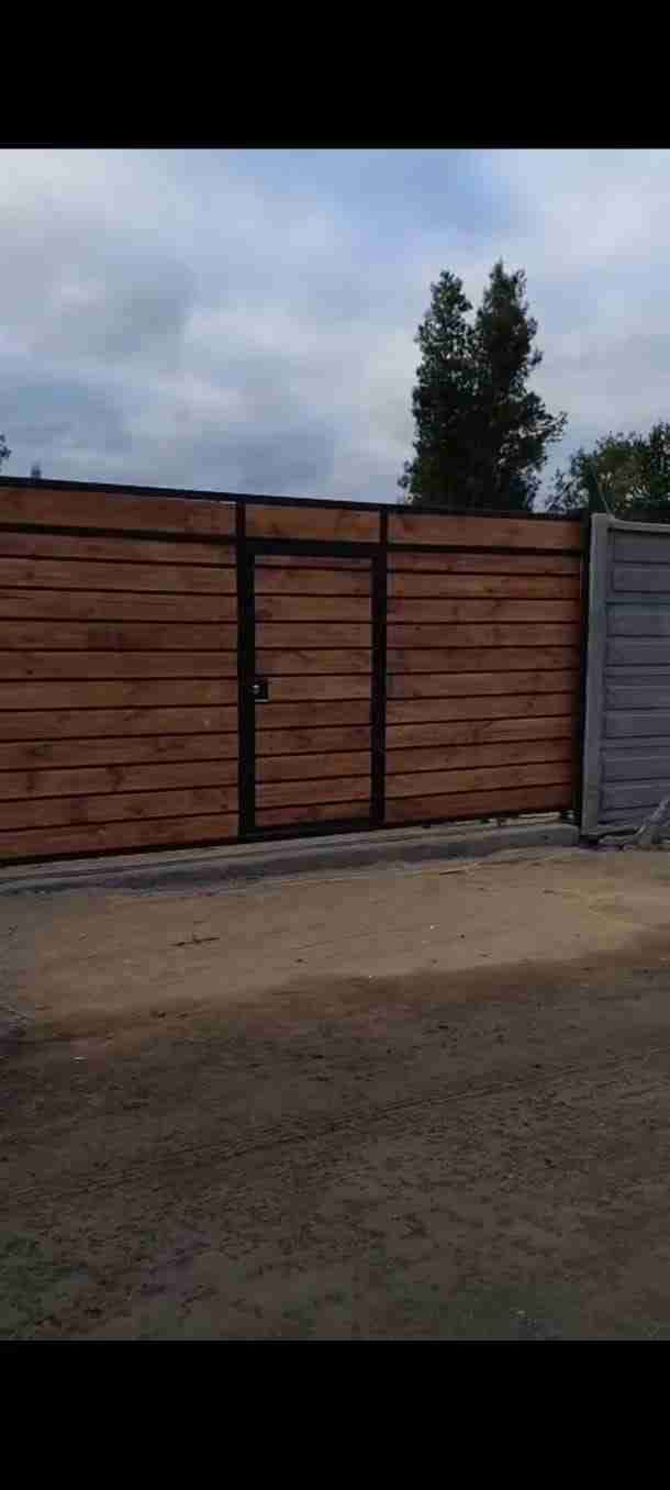 Portón de madera y metal - miniatura 3