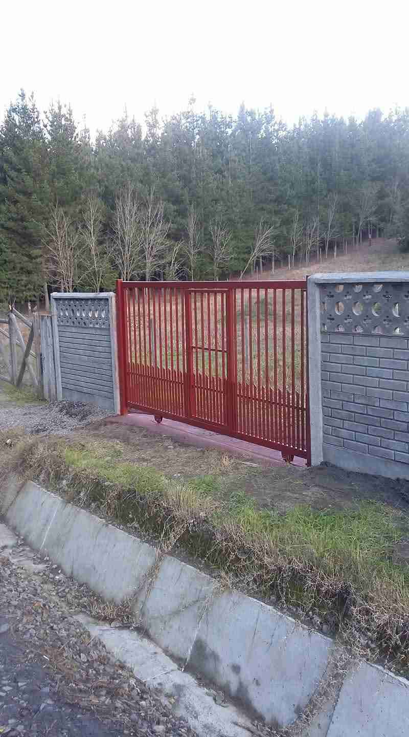 Portón de madera y metal - miniatura 4