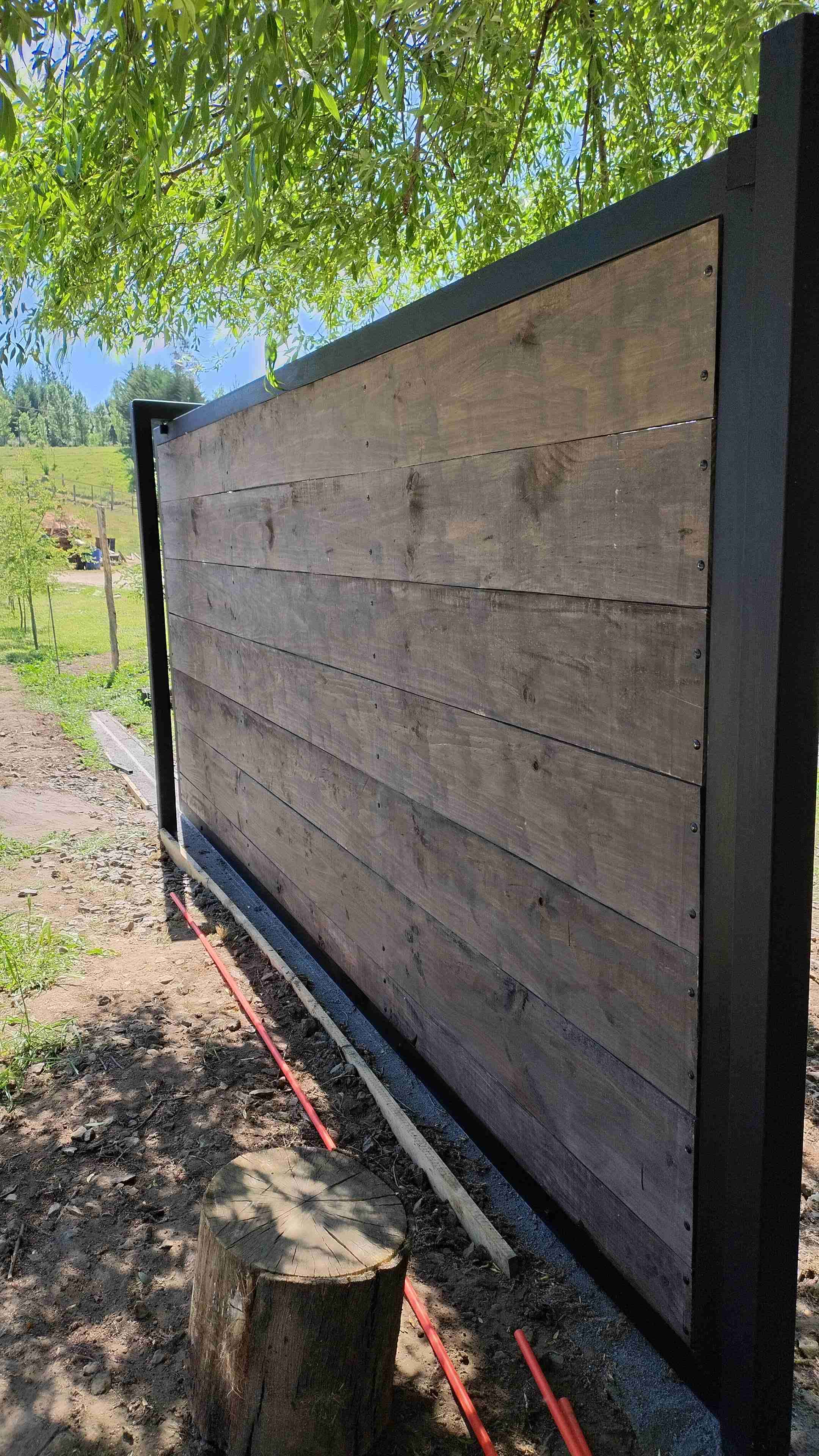 Portón de madera y metal - miniatura 5