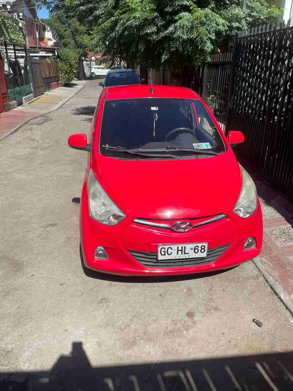 Auto compacto rojo en buen estado - 1