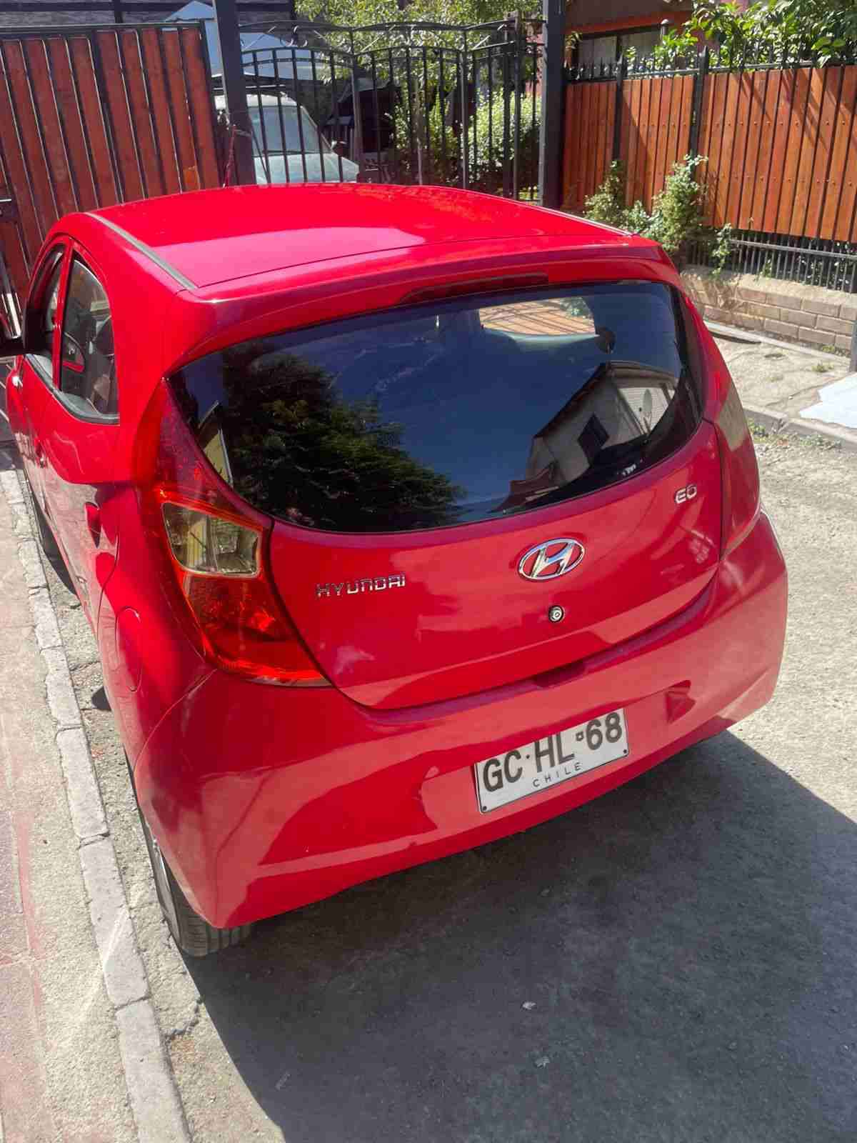 Auto compacto rojo en buen estado - 2