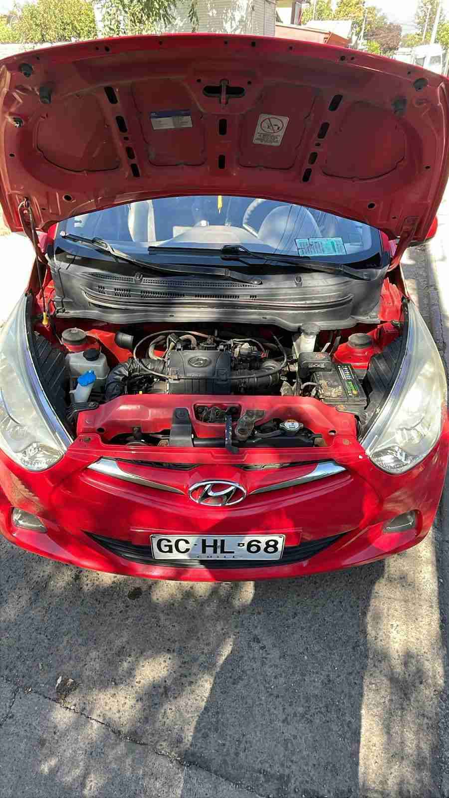 Auto compacto rojo en buen estado - 3