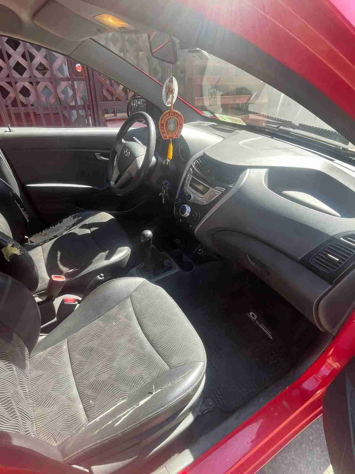 Auto compacto rojo en buen estado - 4