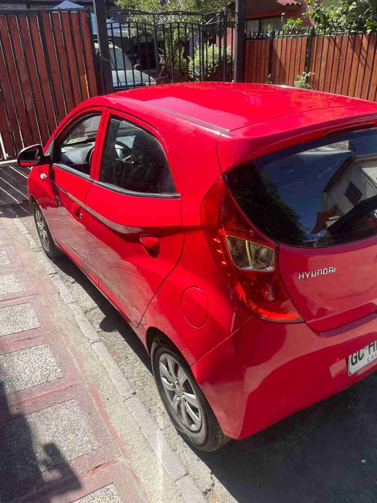 Auto compacto rojo en buen estado - 5