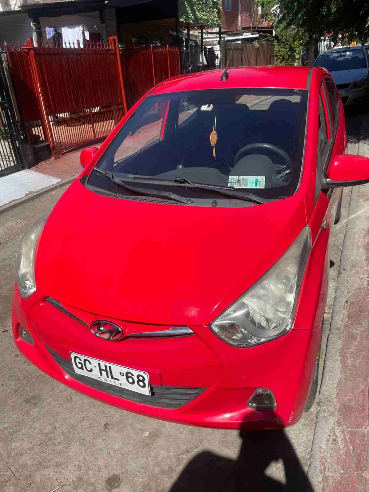 Auto compacto rojo en buen estado - 6