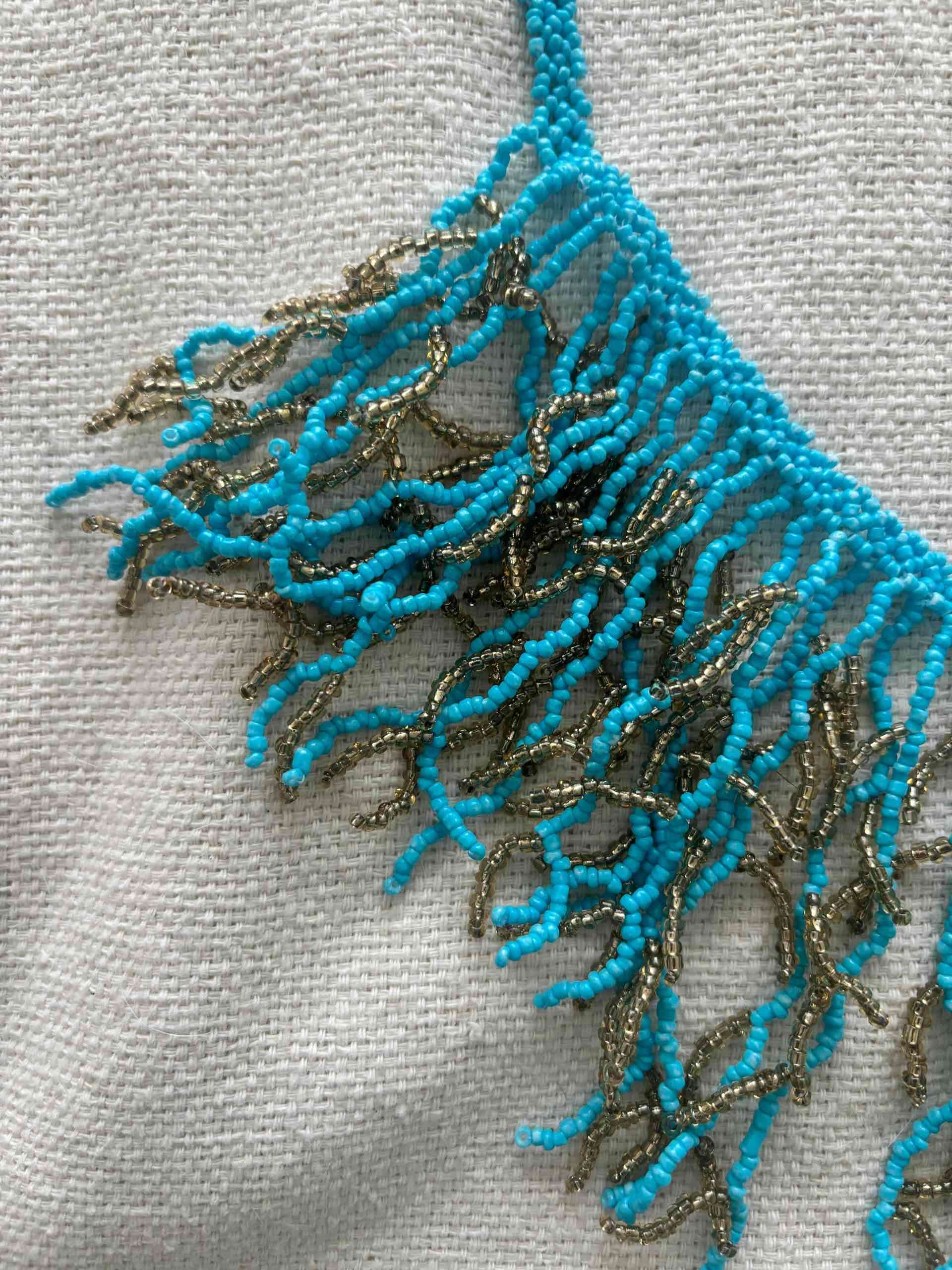 Collar azul con detalles dorados - miniatura 2