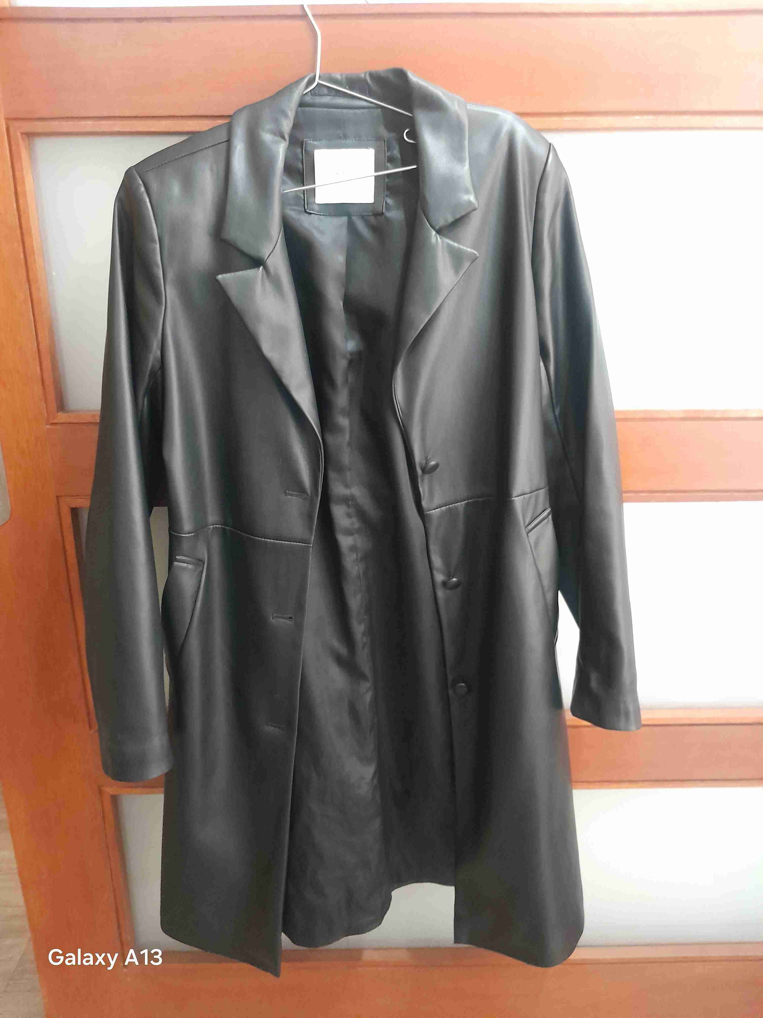 Abrigo largo negro de cuero - 1