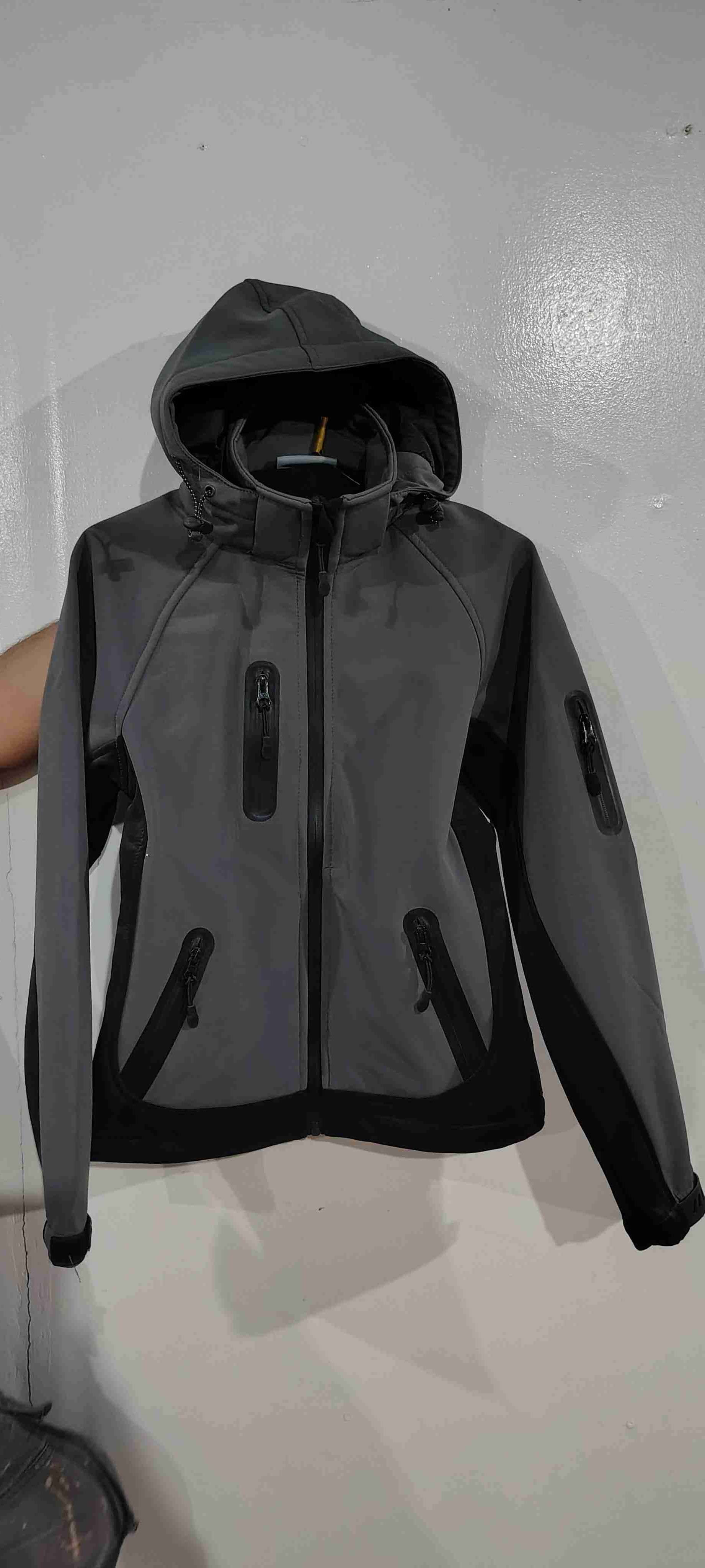 Chaqueta gris con capucha - miniatura 2