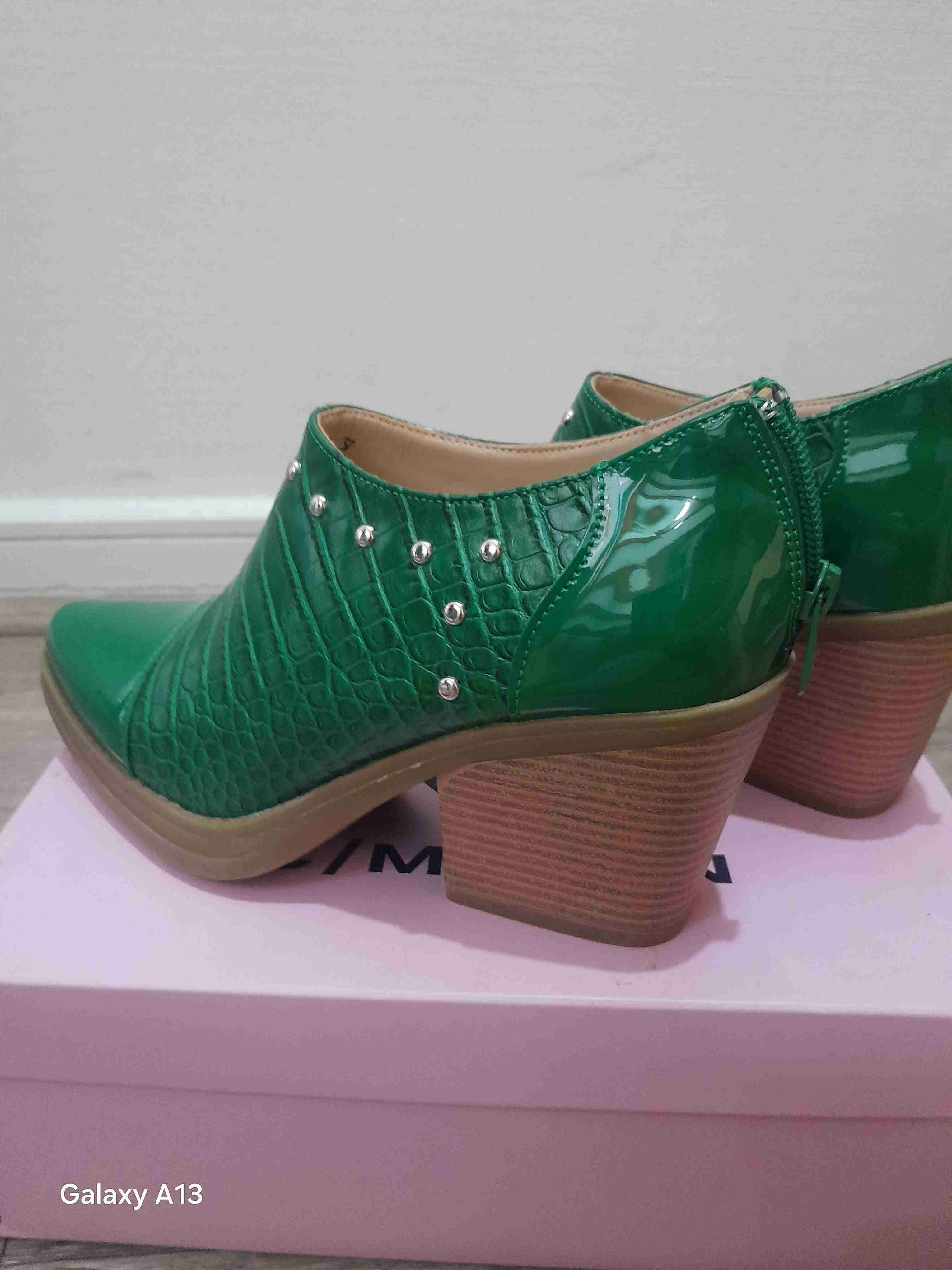 Zapatos verdes de charol con tachas - miniatura 2