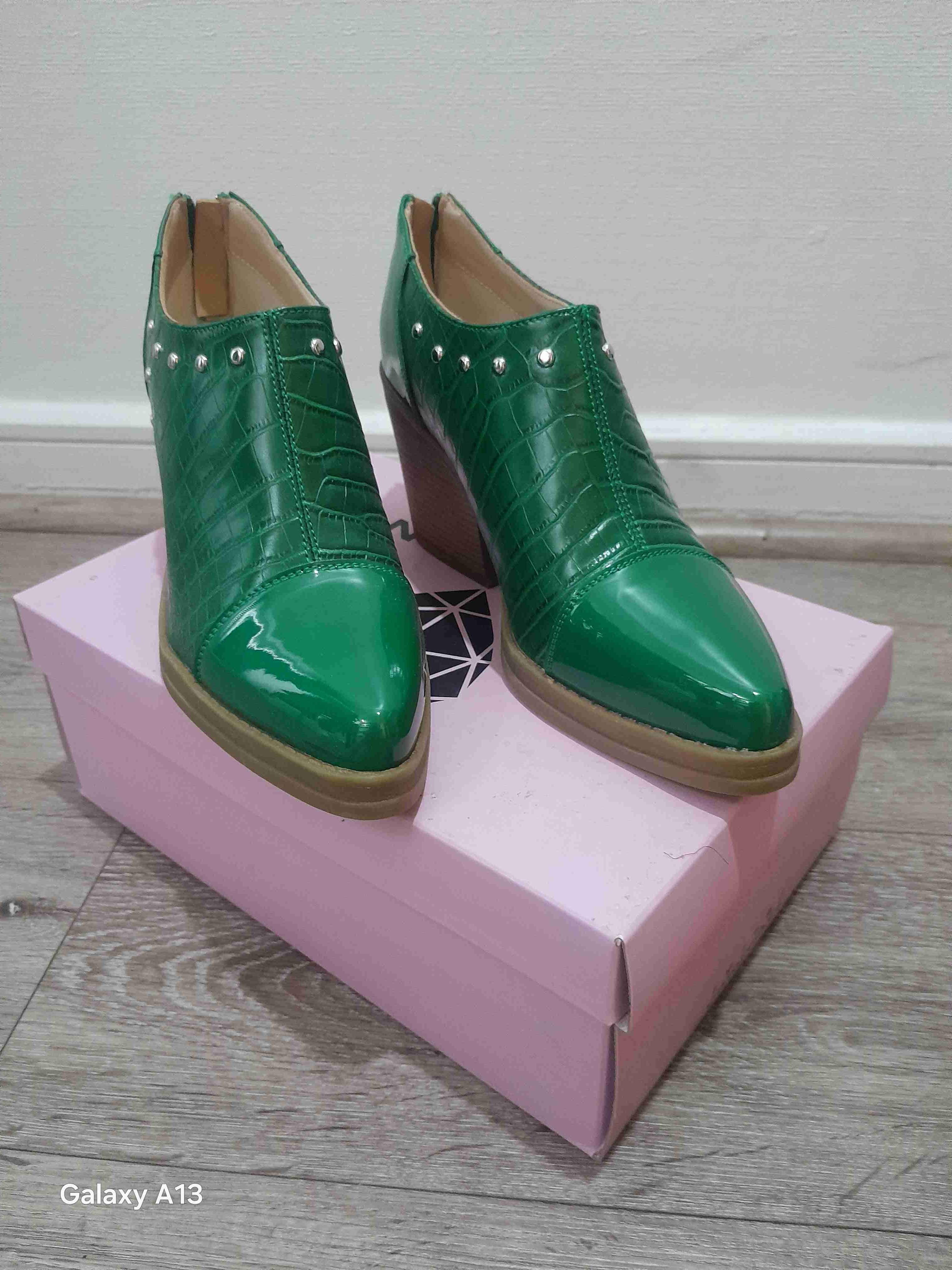 Zapatos verdes de charol con tachas - miniatura 3