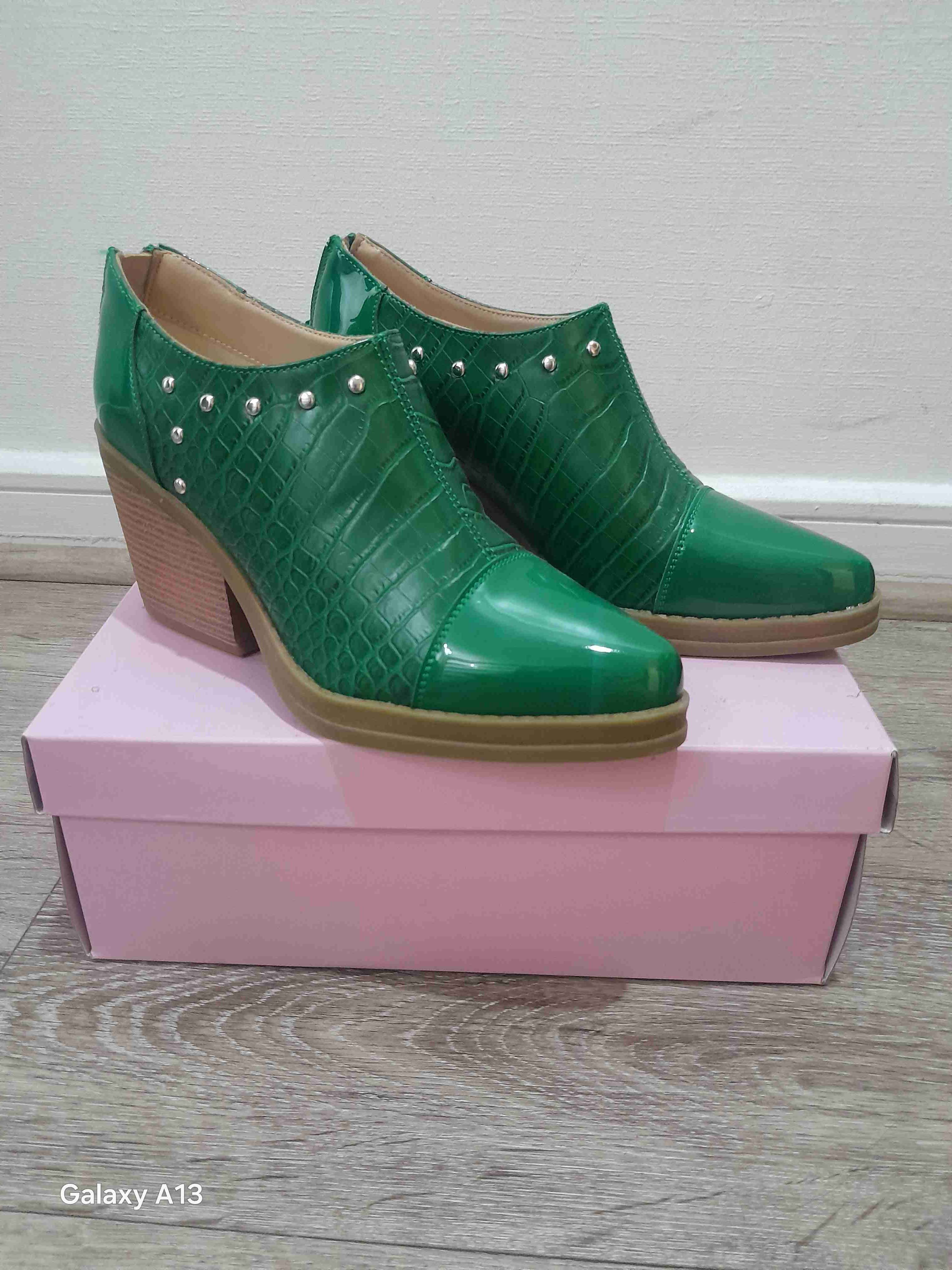 Zapatos verdes de charol con tachas - miniatura 4