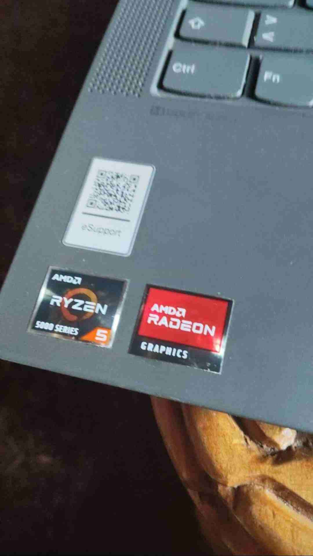 Laptop AMD Ryzen 5 5000 Series con pequeño detalle - miniatura 1