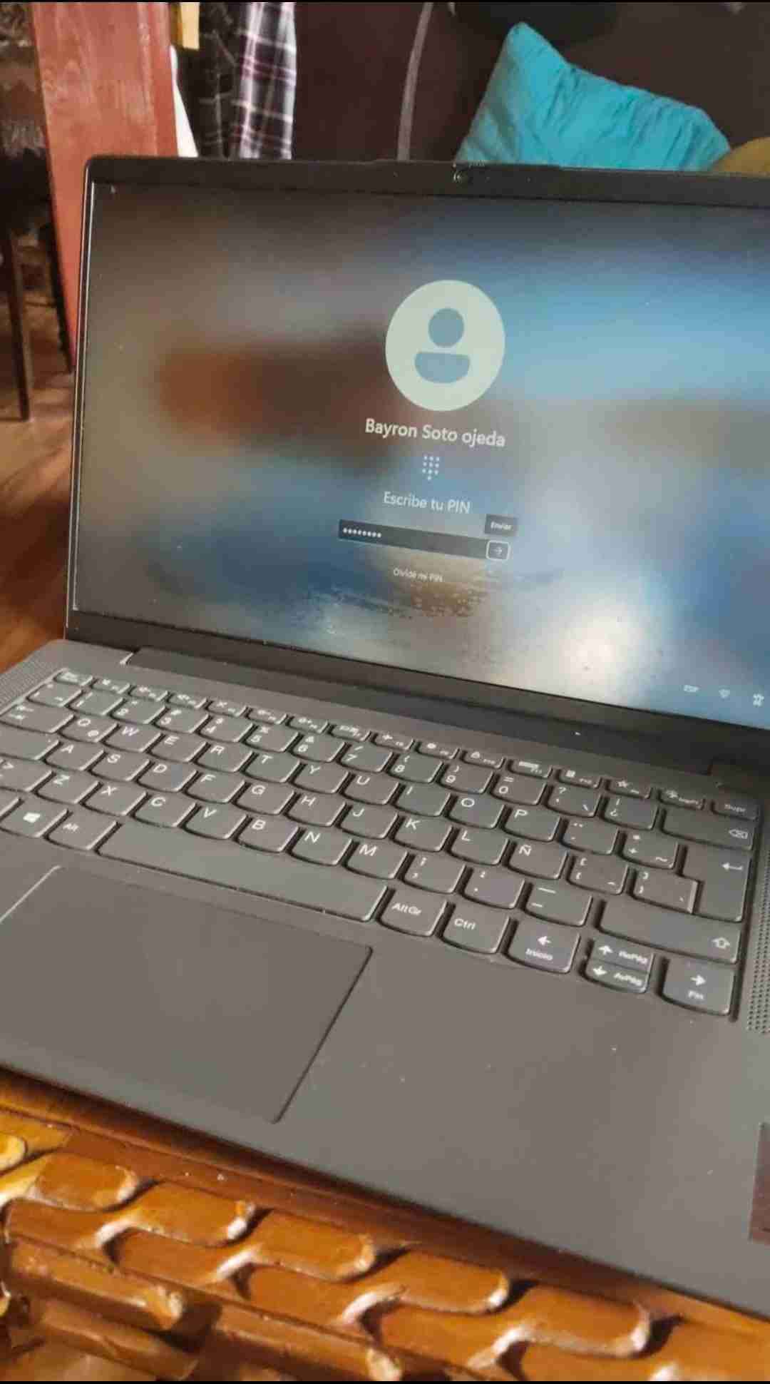 Laptop AMD Ryzen 5 5000 Series con pequeño detalle - miniatura 2