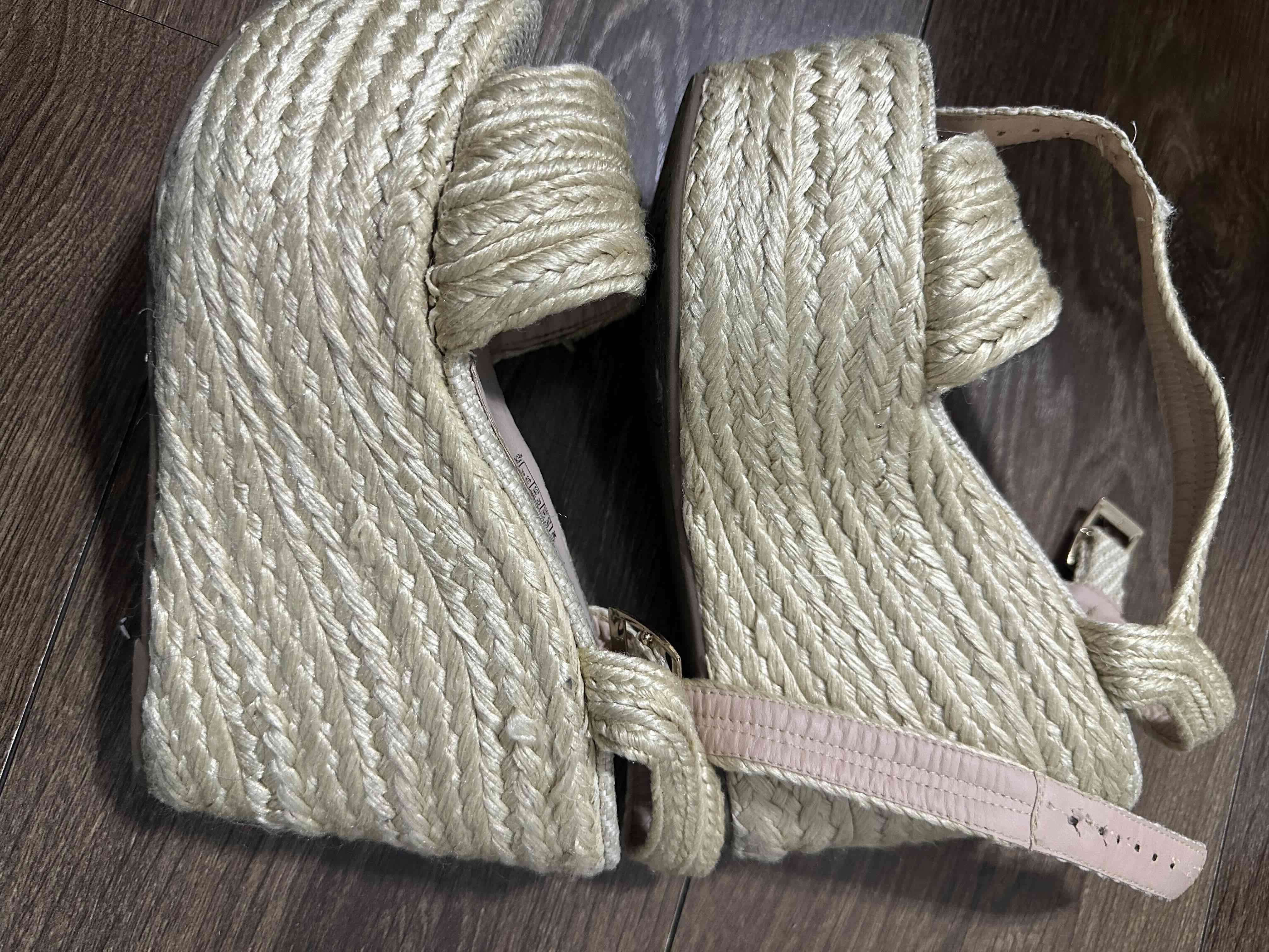 Sandalias de cuña de rafia - 1