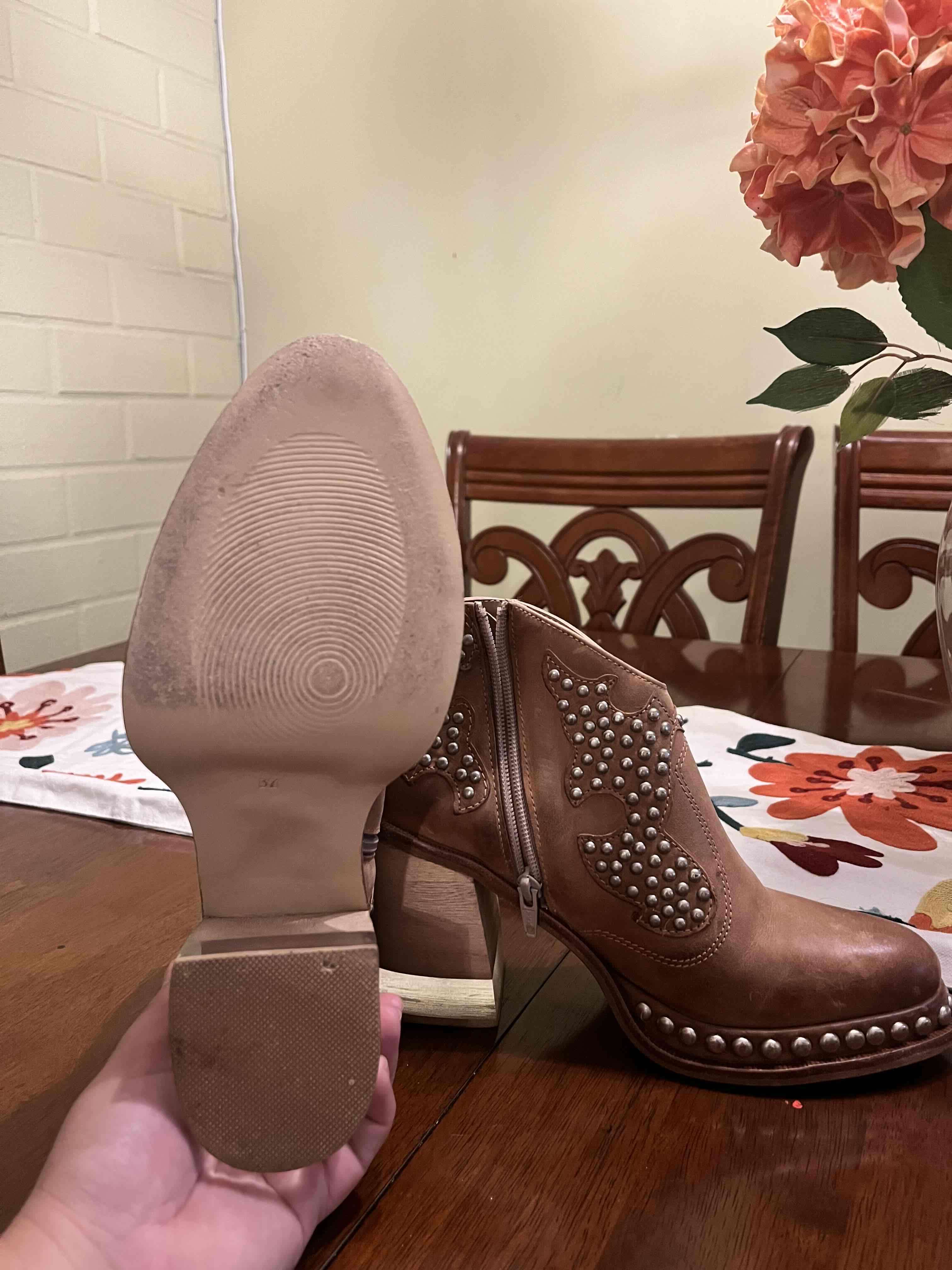 Botines Becca Shoes  de cuero con tachas - miniatura 2