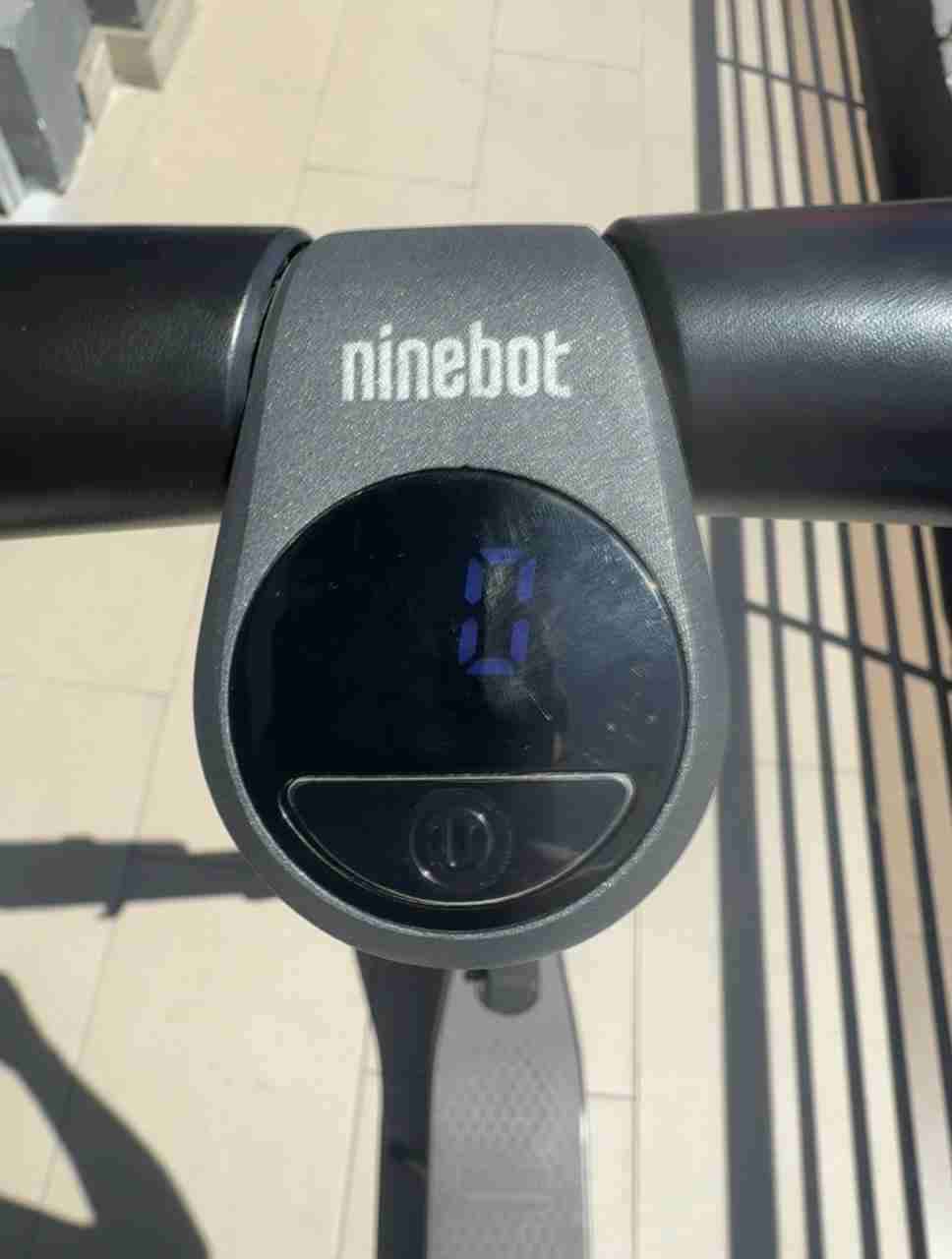 Scooter eléctrico negro - miniatura 3