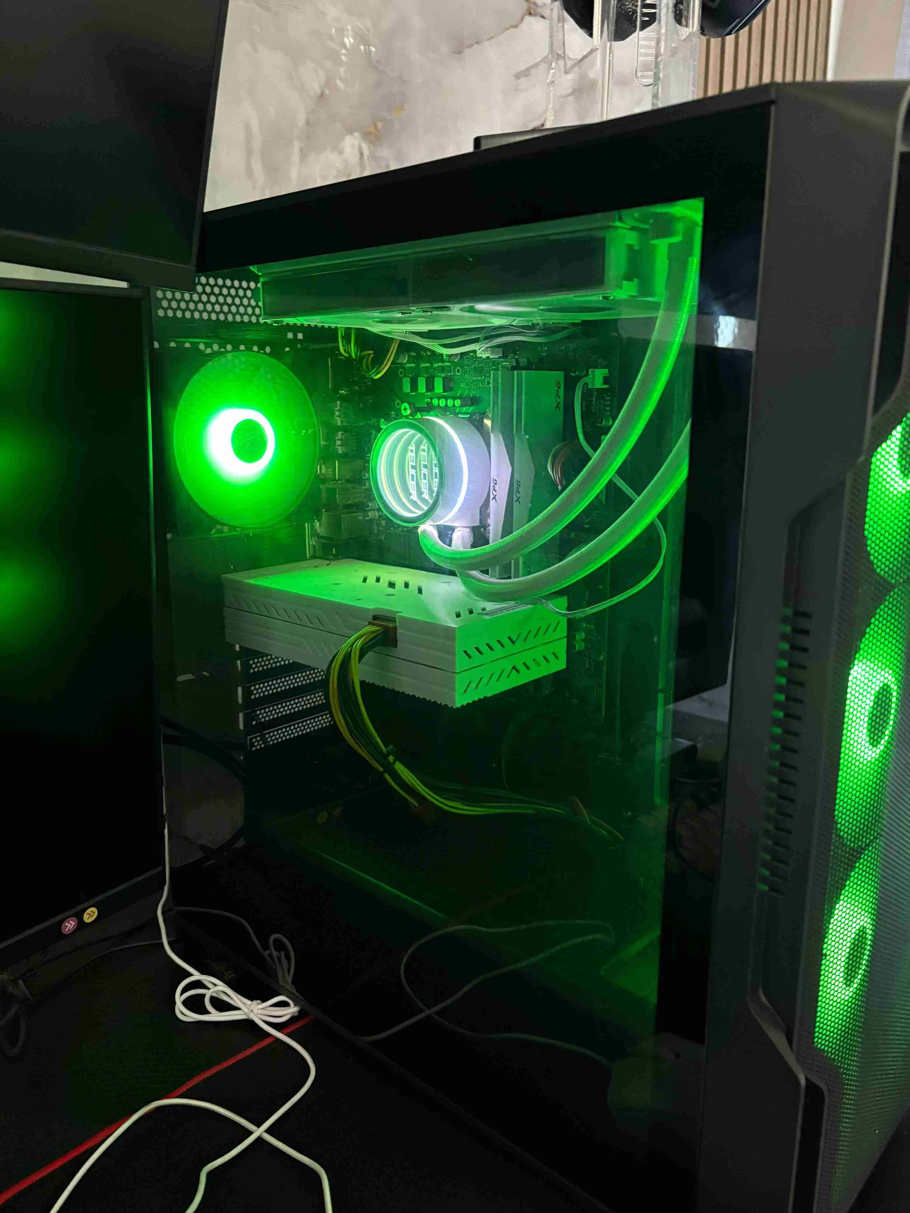 PC Gamer con iluminación LED verde - 1
