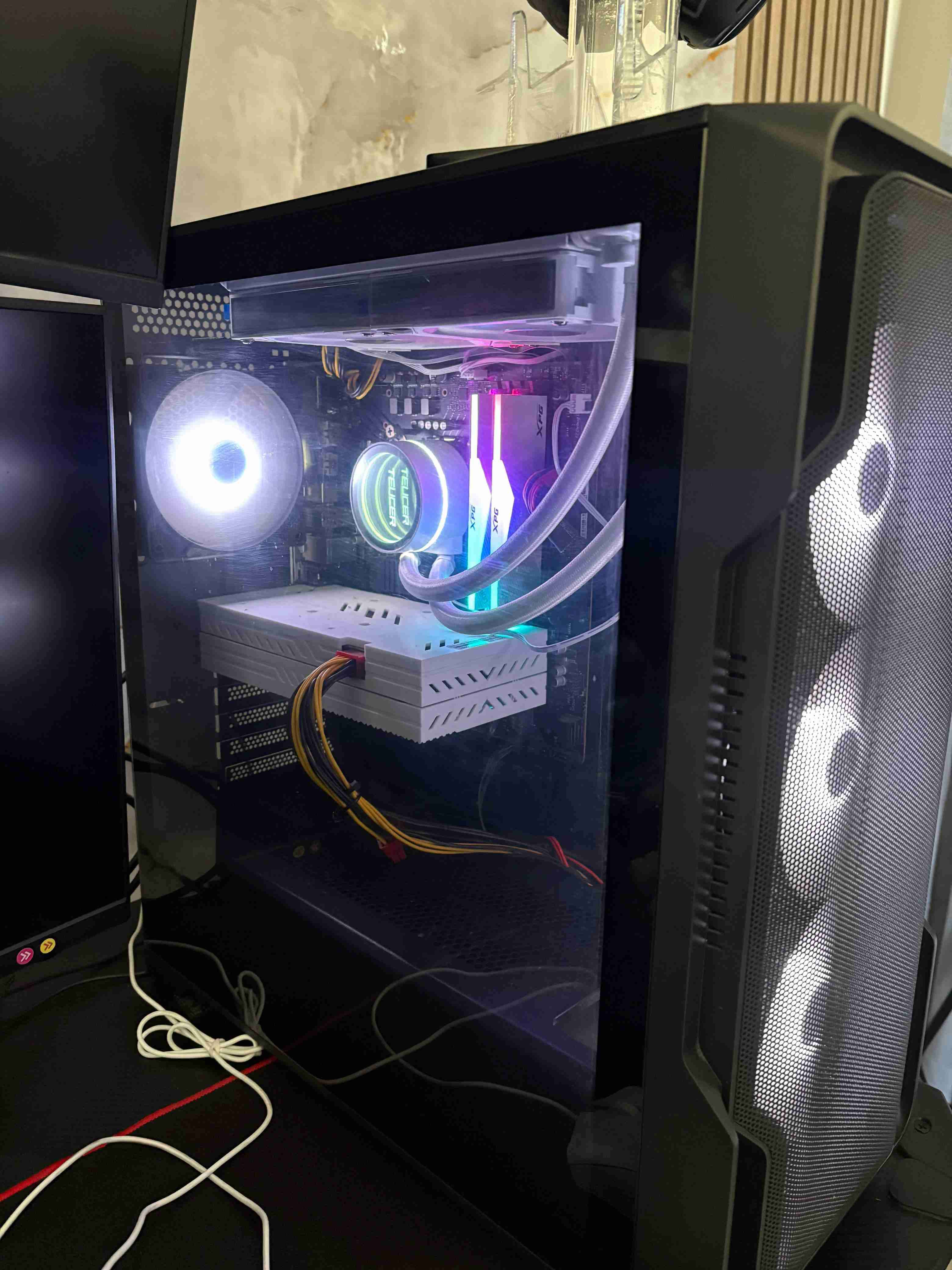 PC Gamer con iluminación LED verde - 2