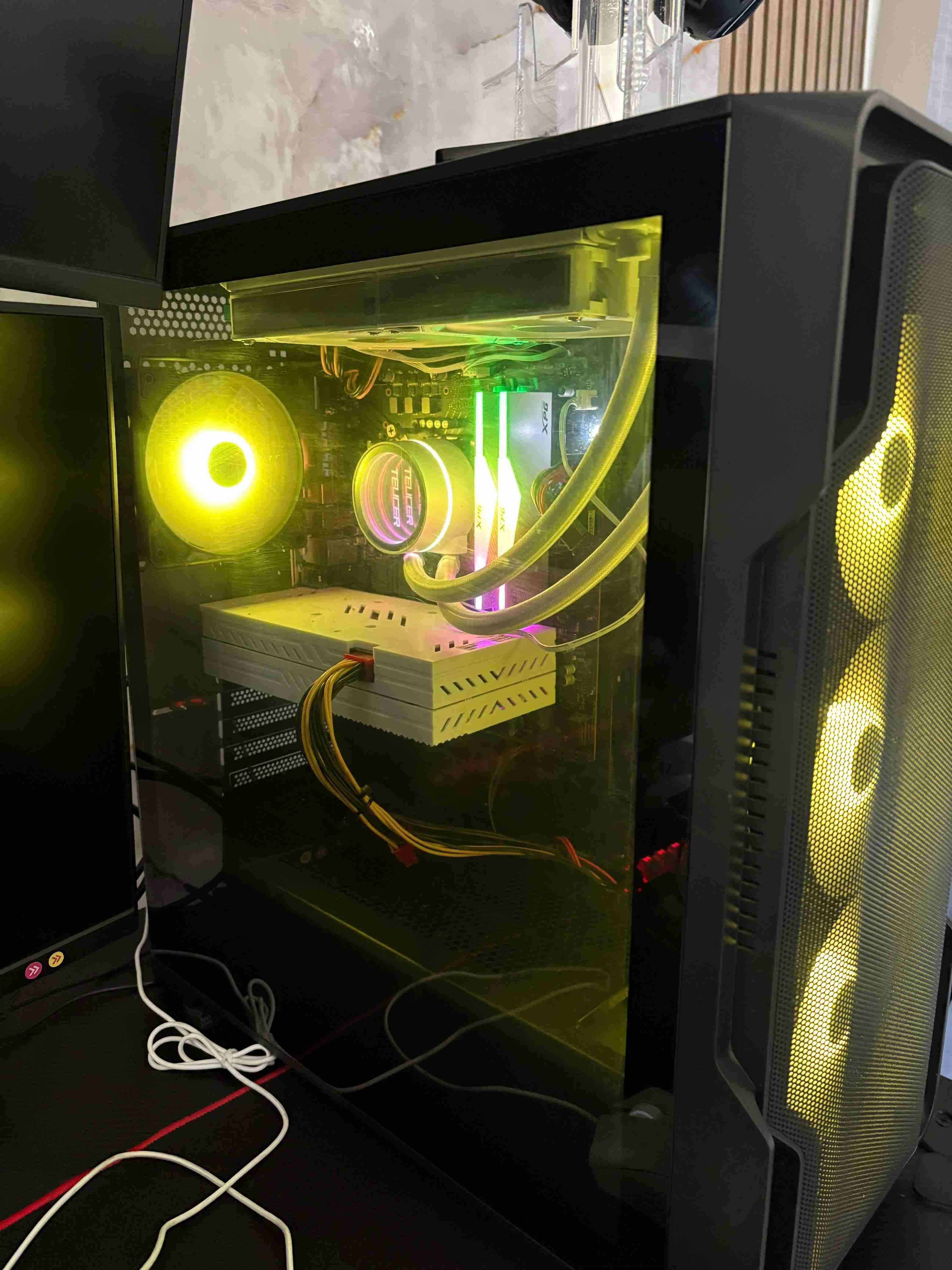 PC Gamer con iluminación LED verde - 3