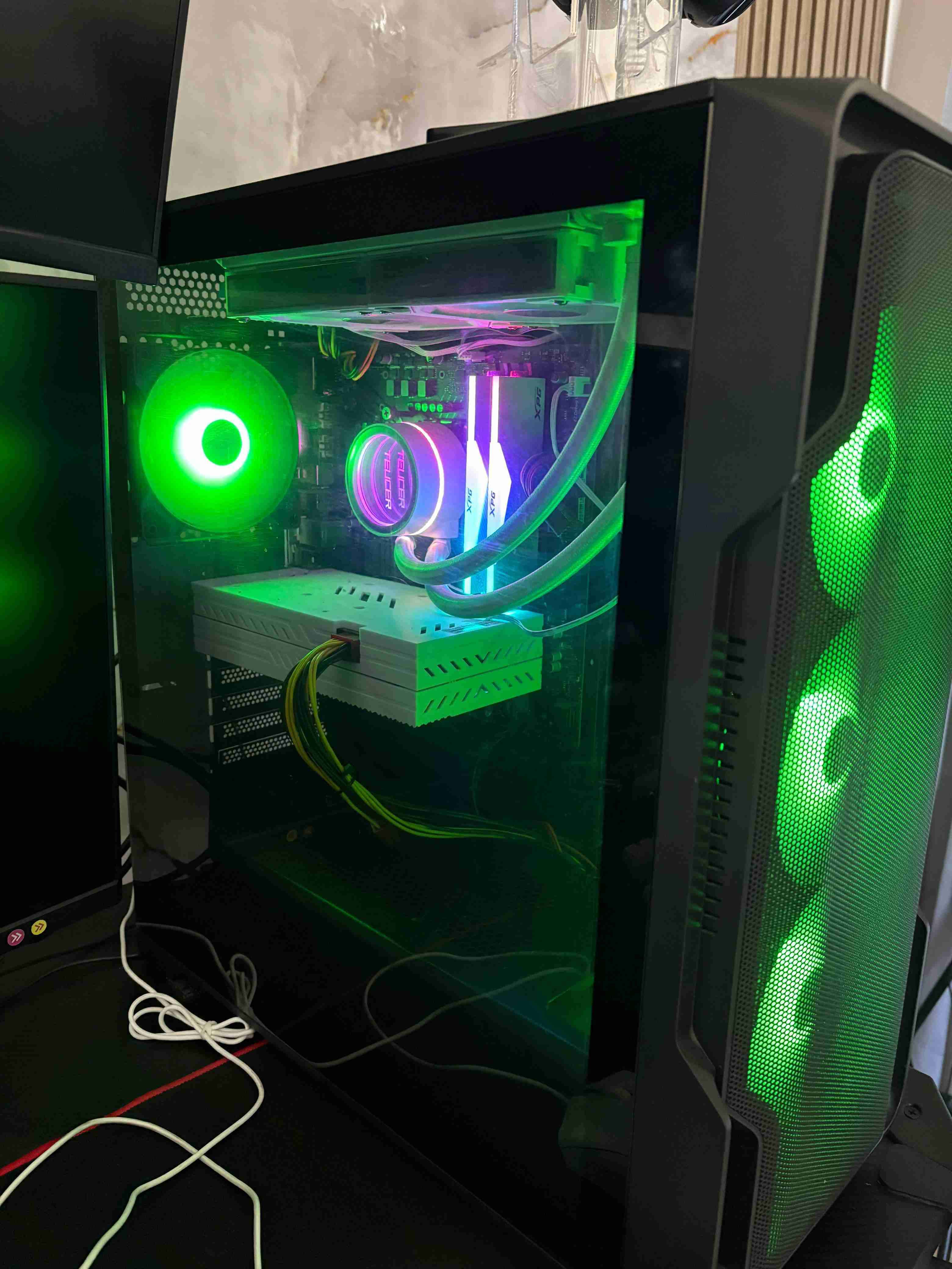 PC Gamer con iluminación LED verde - 4