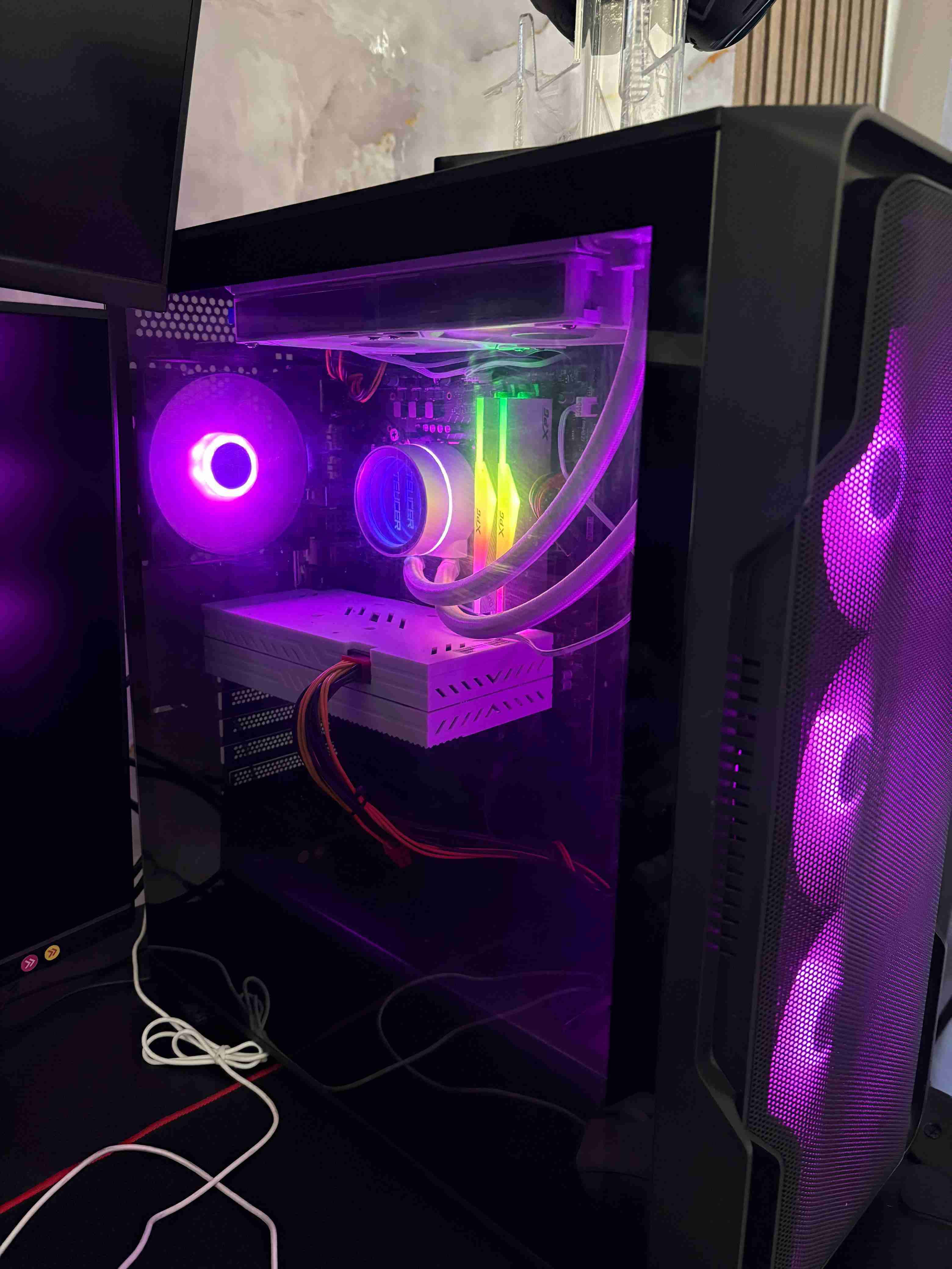 PC Gamer con iluminación LED verde - 5