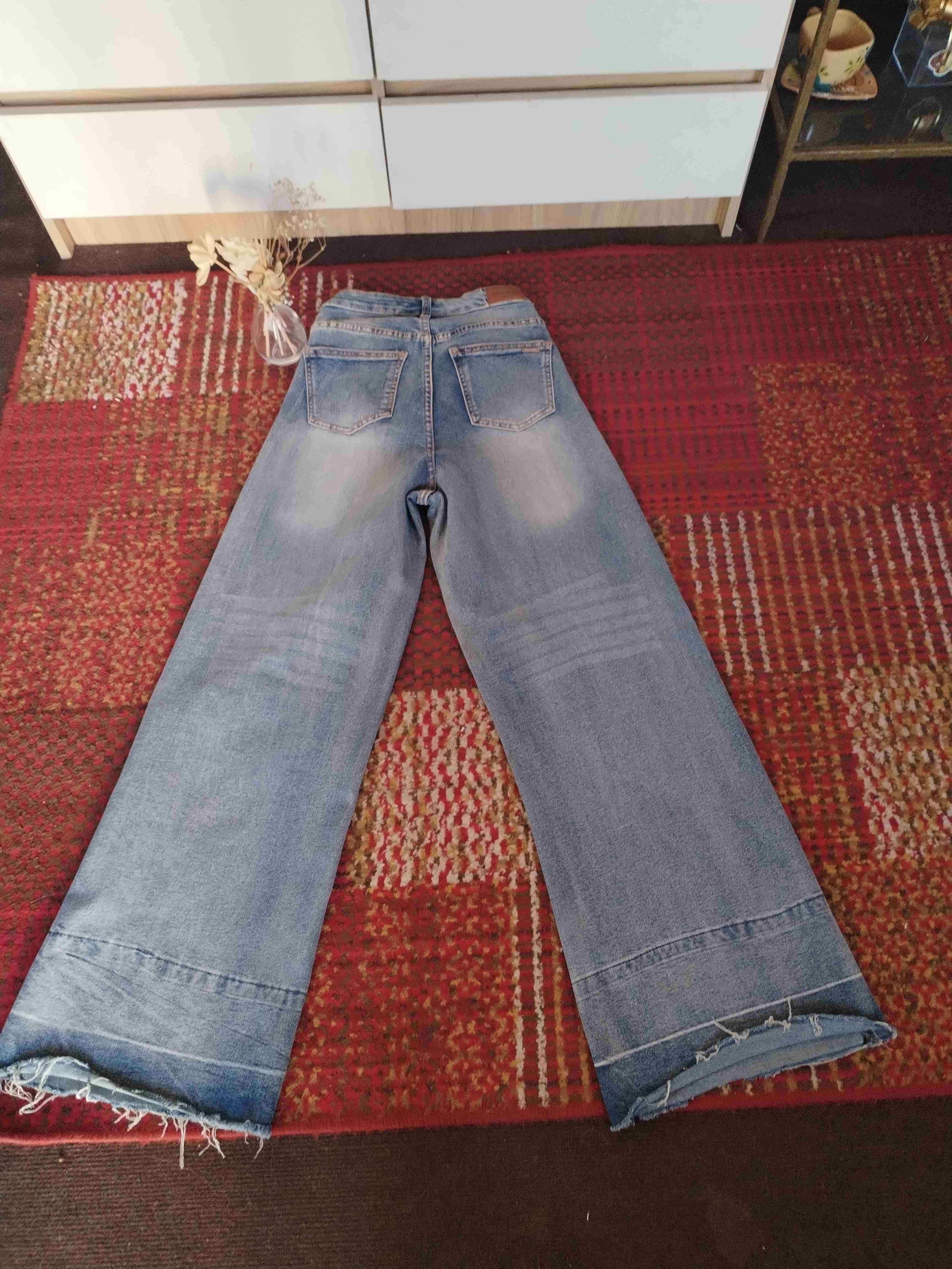 Jeans acampanados desgastados - miniatura 5