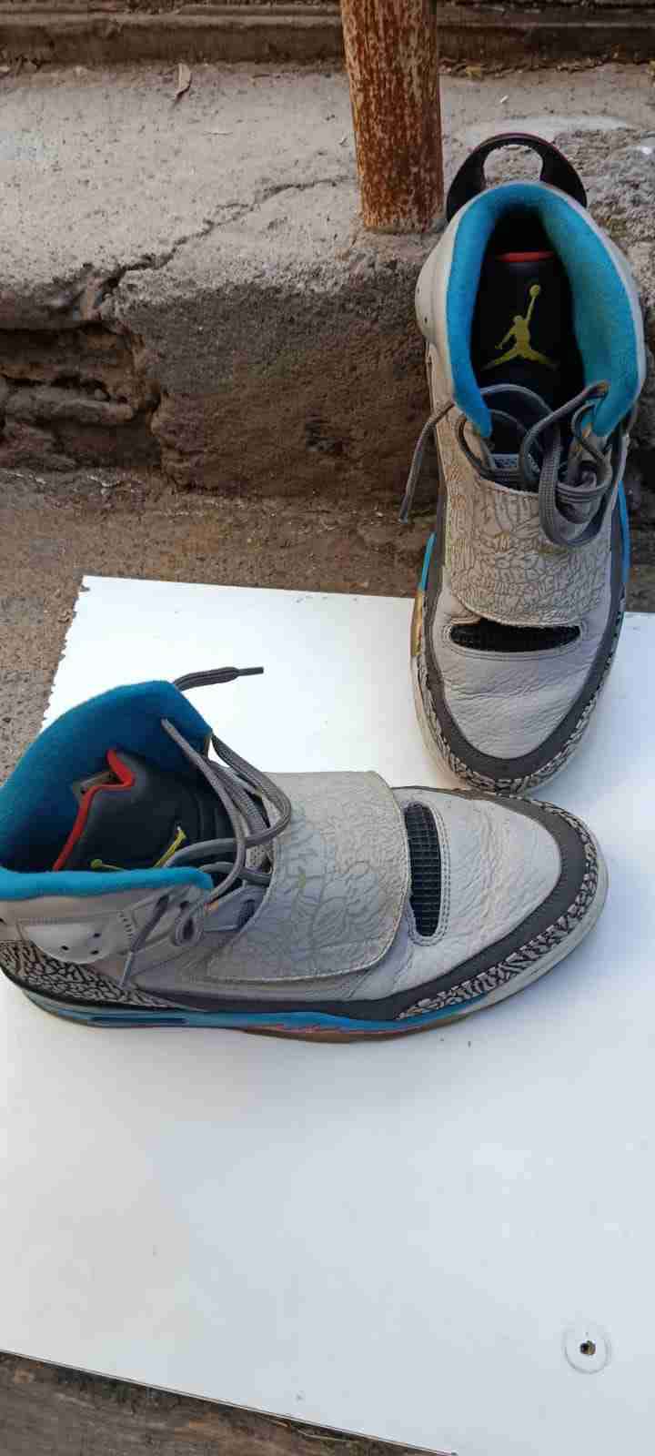 Zapatillas deportivas grises usadas - miniatura 2