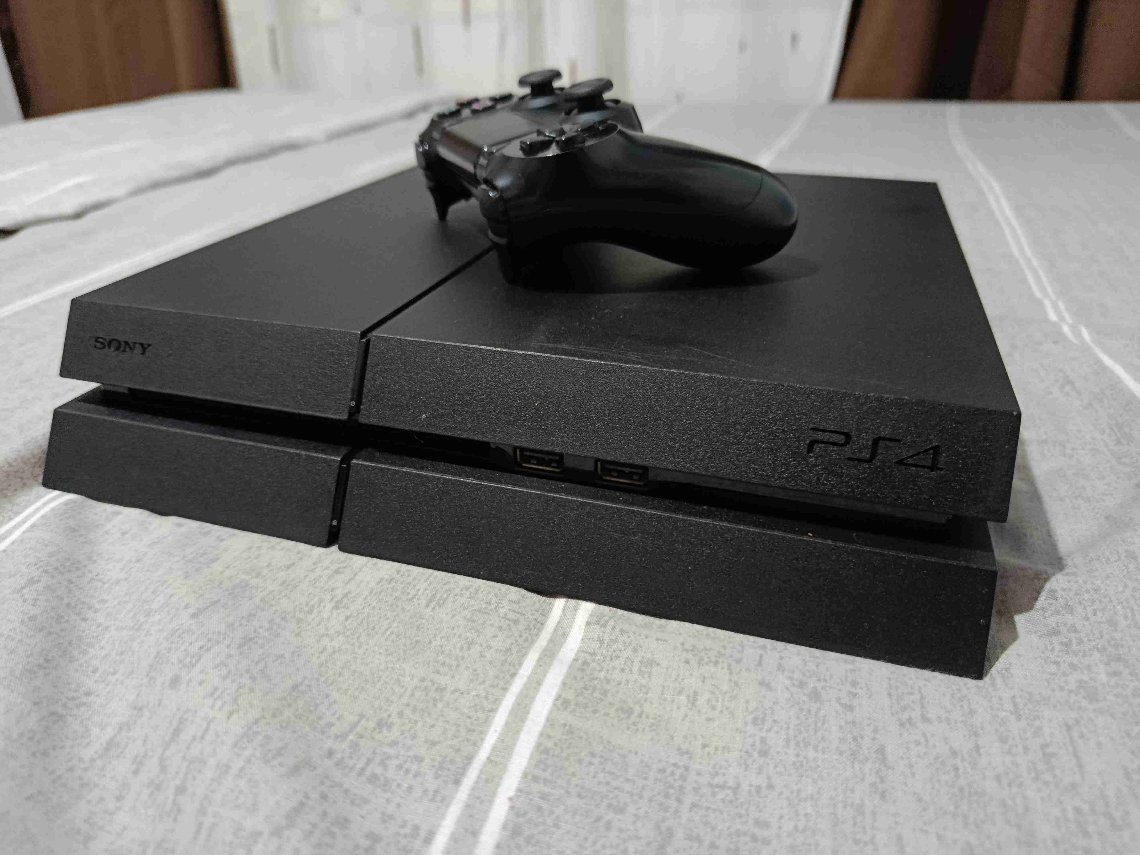 Consola PS4 con control - miniatura 1