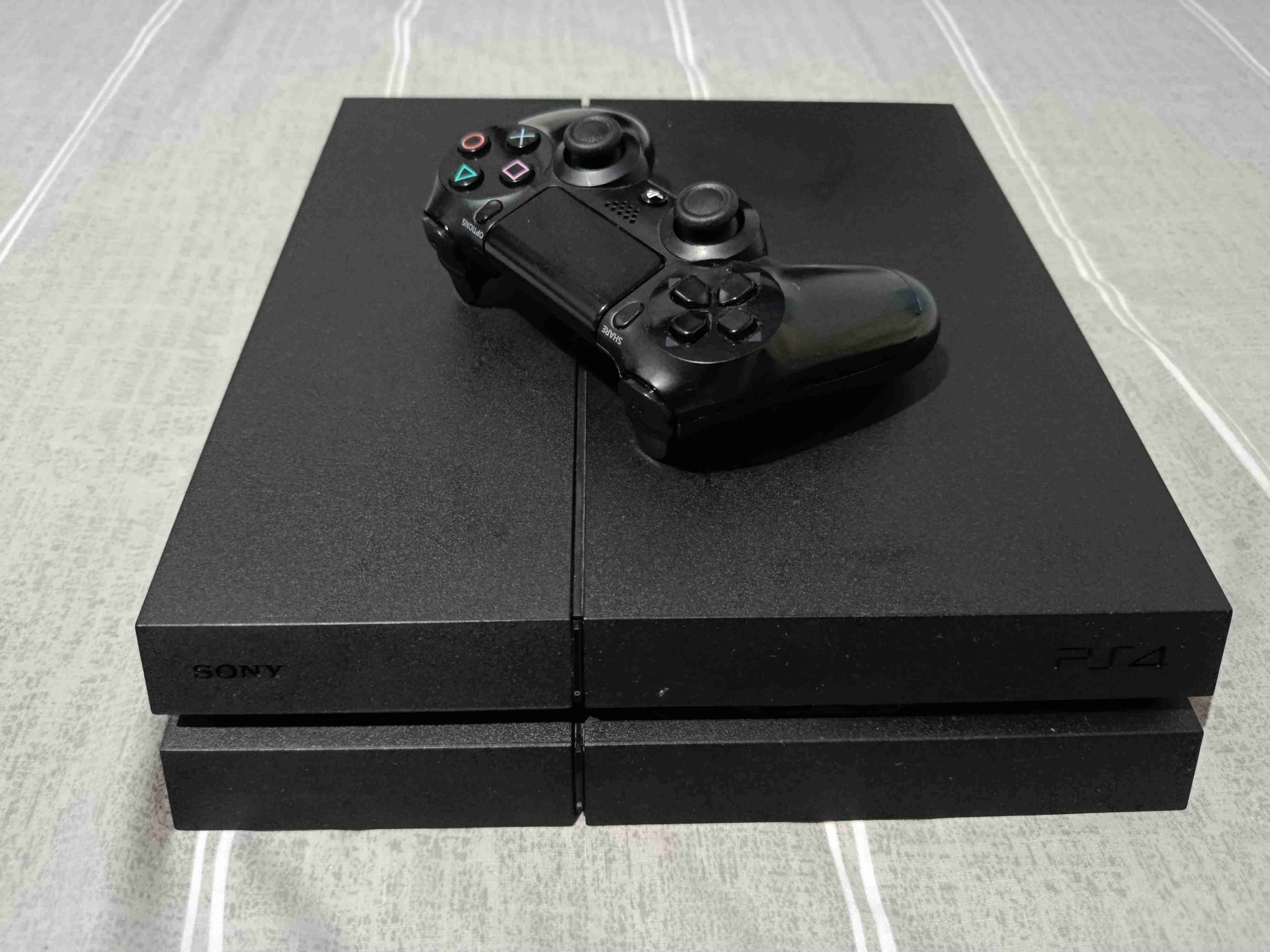 Consola PS4 con control - miniatura 2