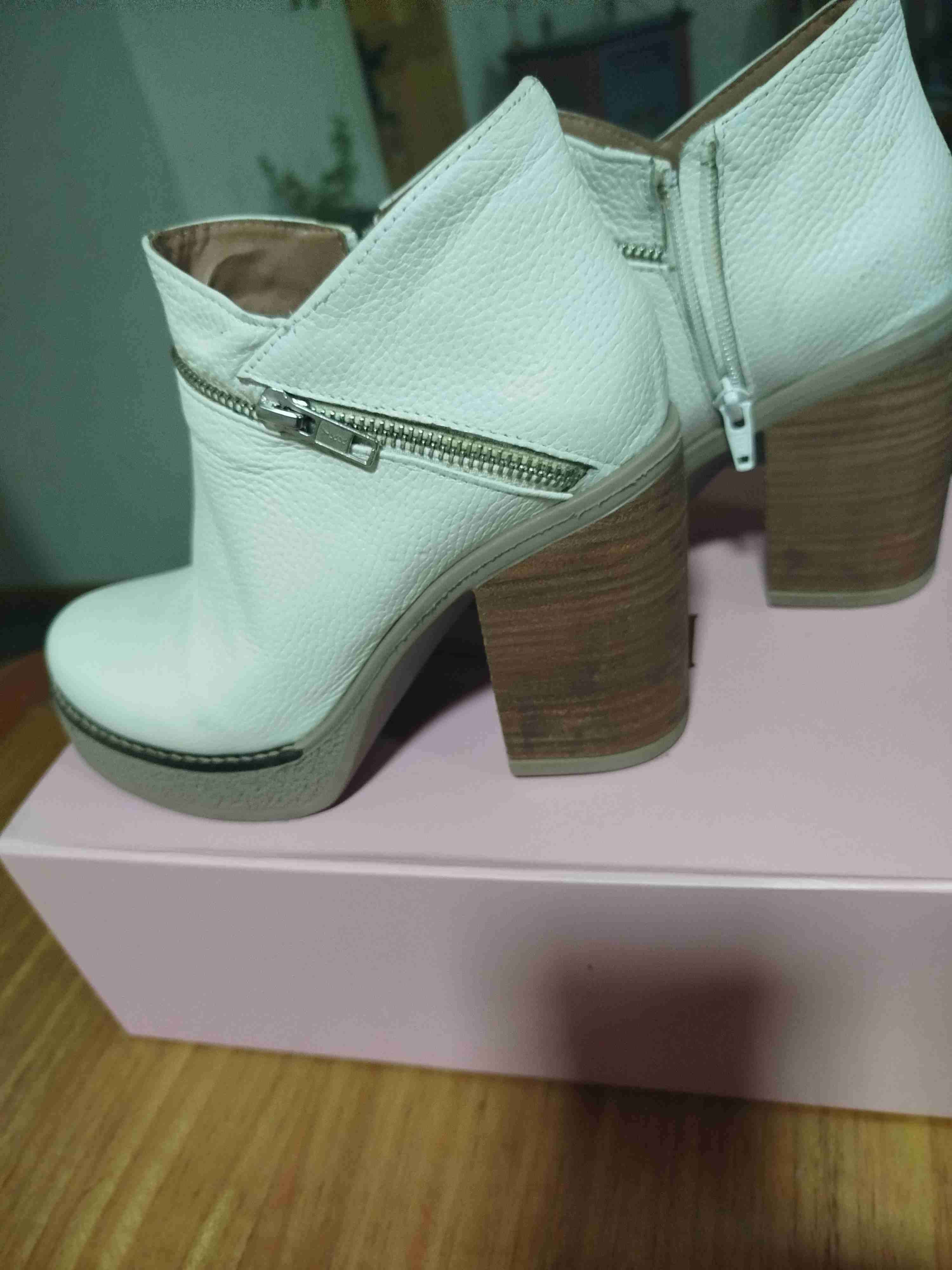 Botines de cuero beige con tacón - miniatura 3