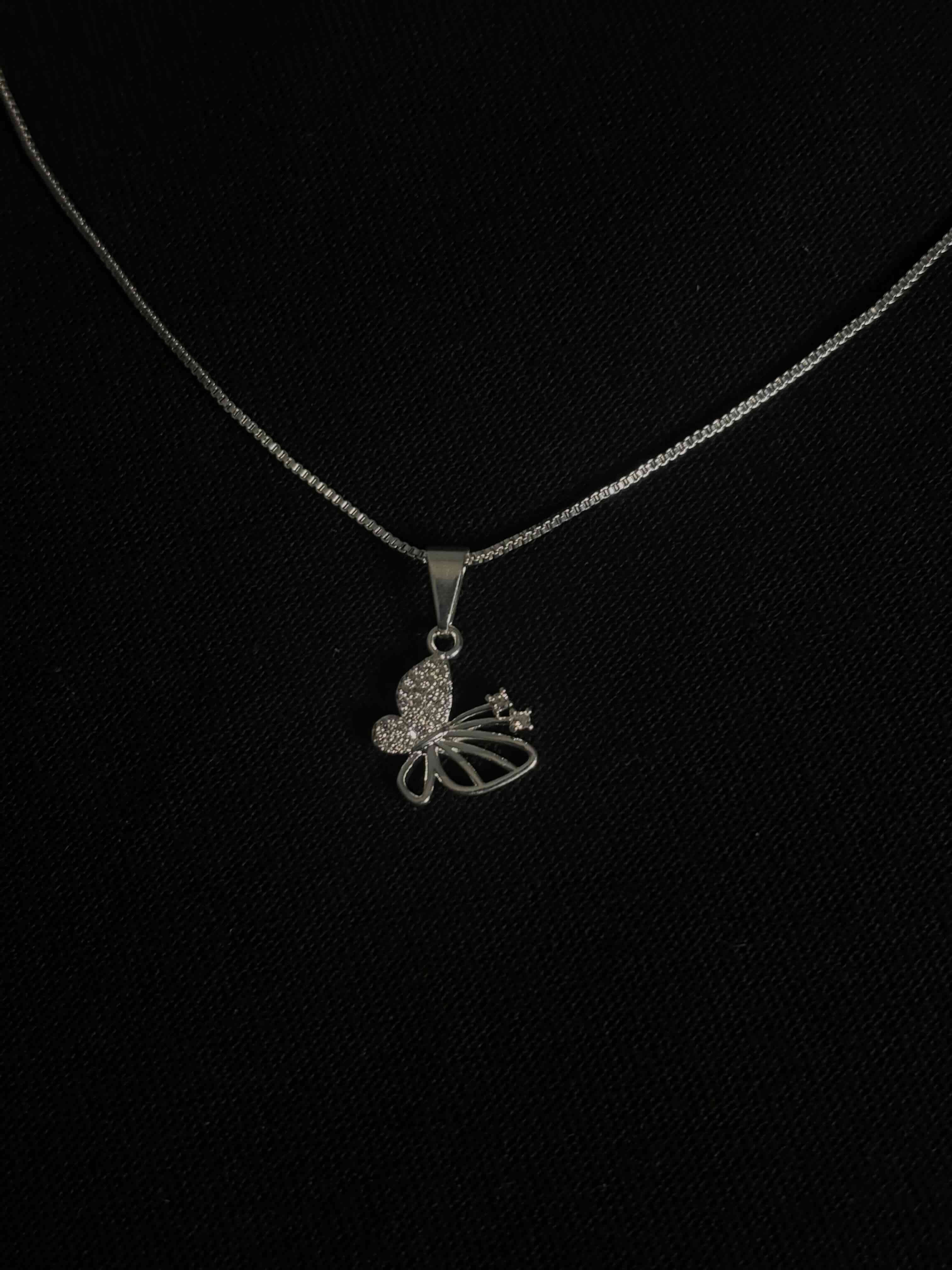 Collar de plata con dije de mariposa - miniatura 2